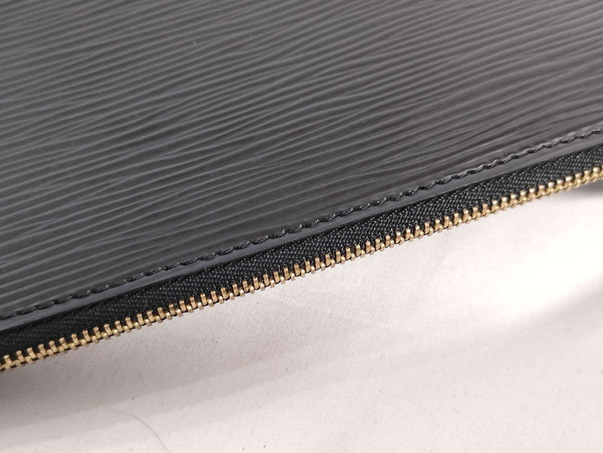 LOUIS VUITTON RFID verification failed. AR0035 Epi Pochette Accessoires AR0035 handbag.
