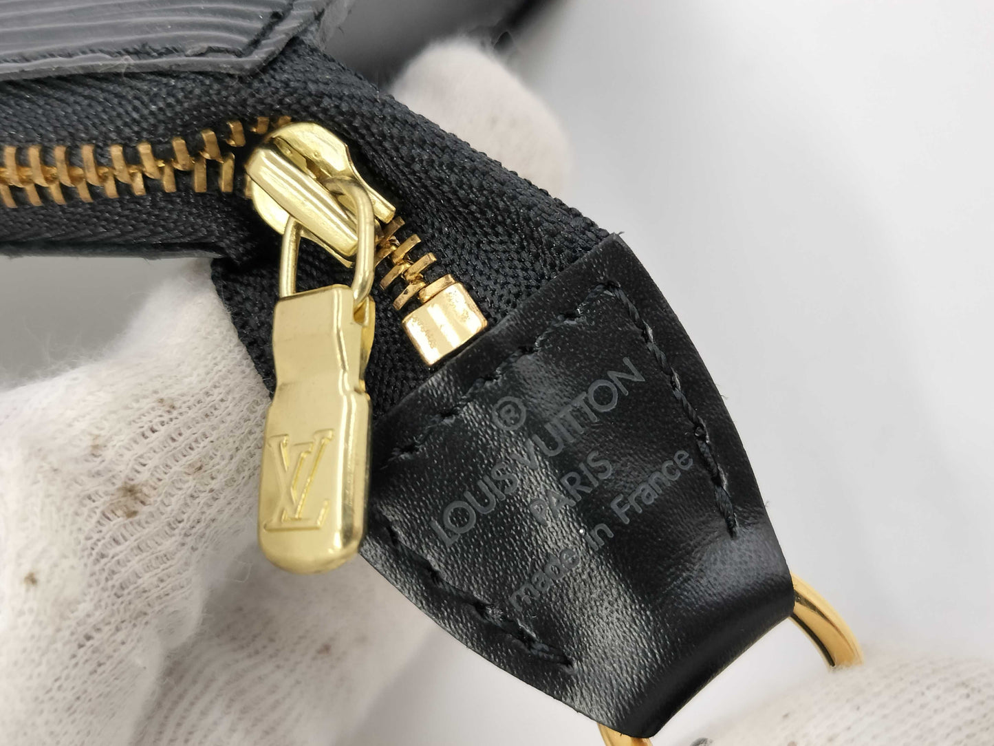 LOUIS VUITTON Epi Pochette Accessoires Black Shoulder Bag