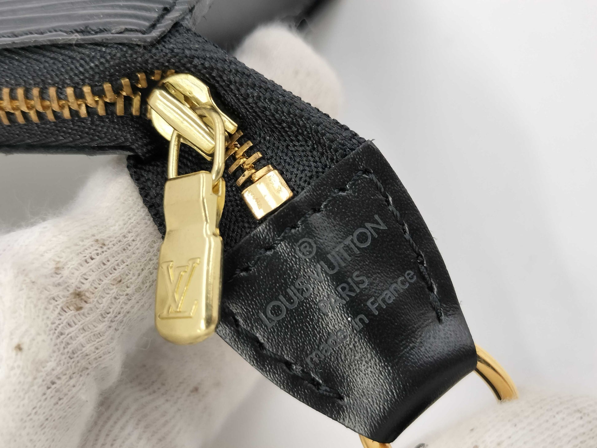 LOUIS VUITTON Epi Pochette Accessoires Black Shoulder Bag