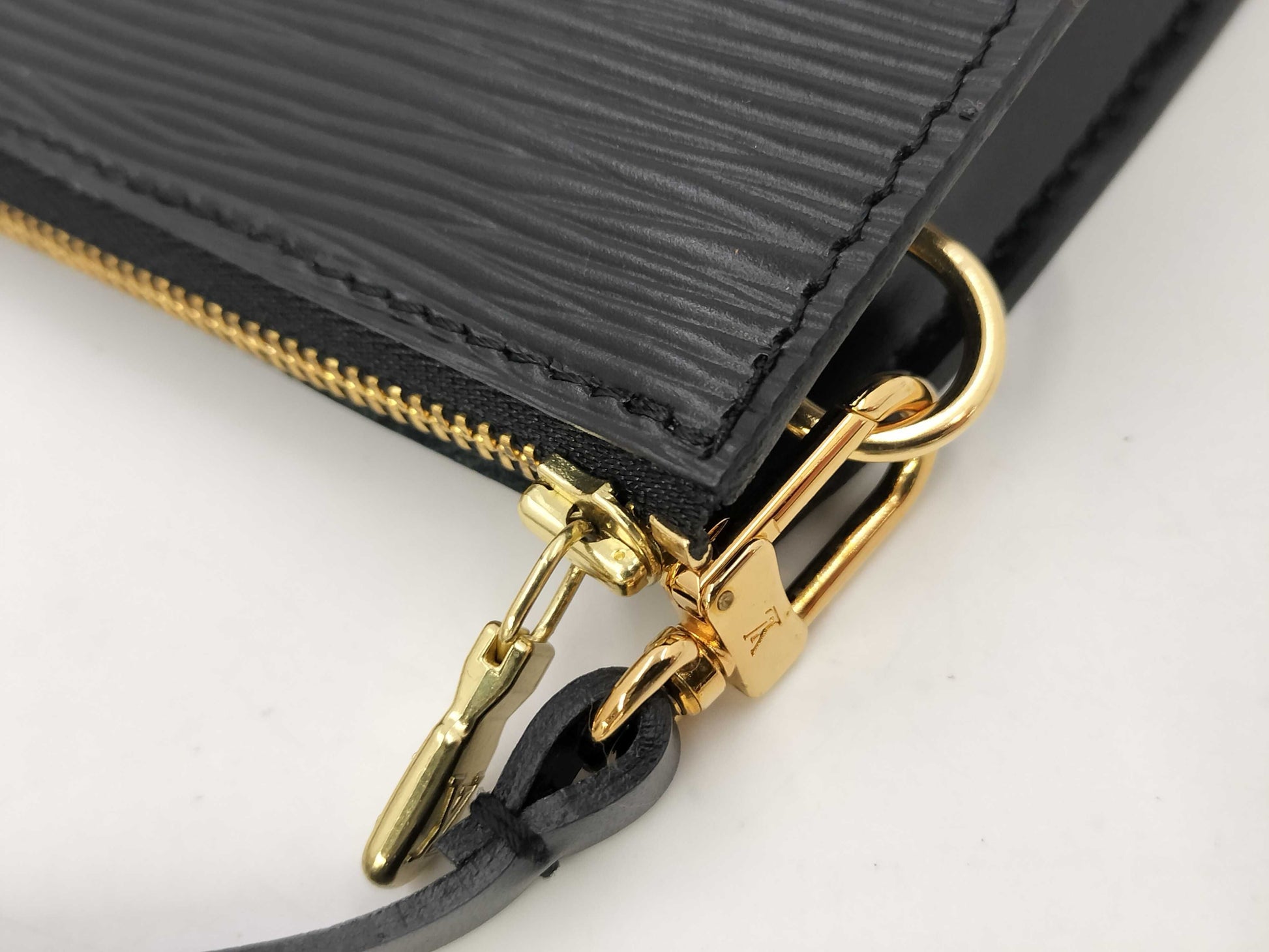 LOUIS VUITTON Epi Pochette Accessoires Black Shoulder Bag