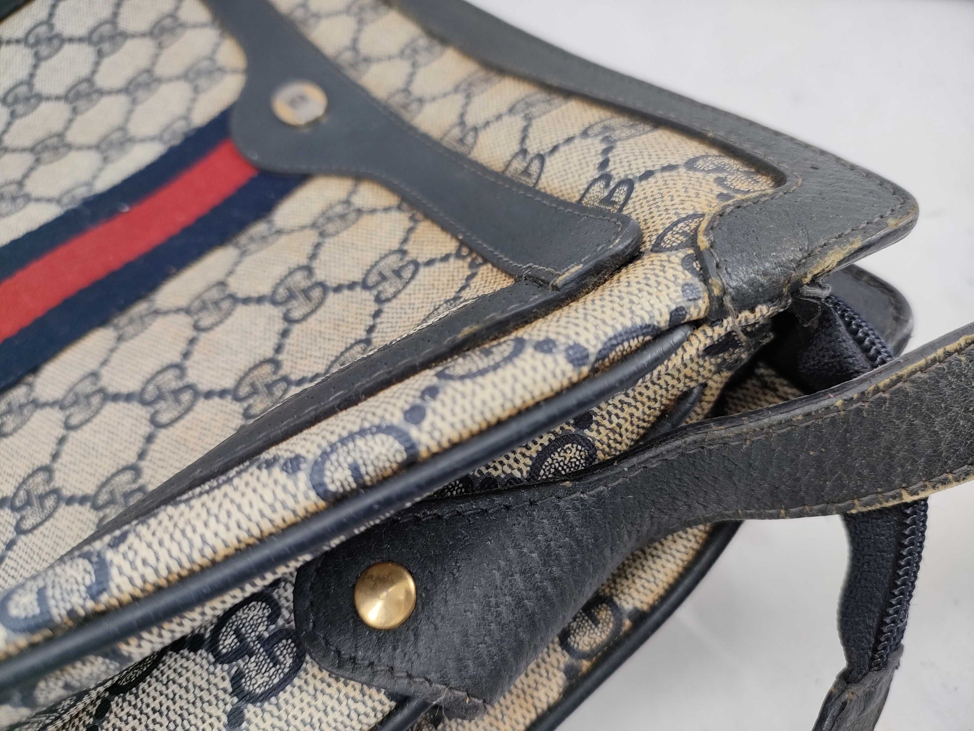 GUCCI GG Supreme Old Gucci Sherry Shoulder Bag