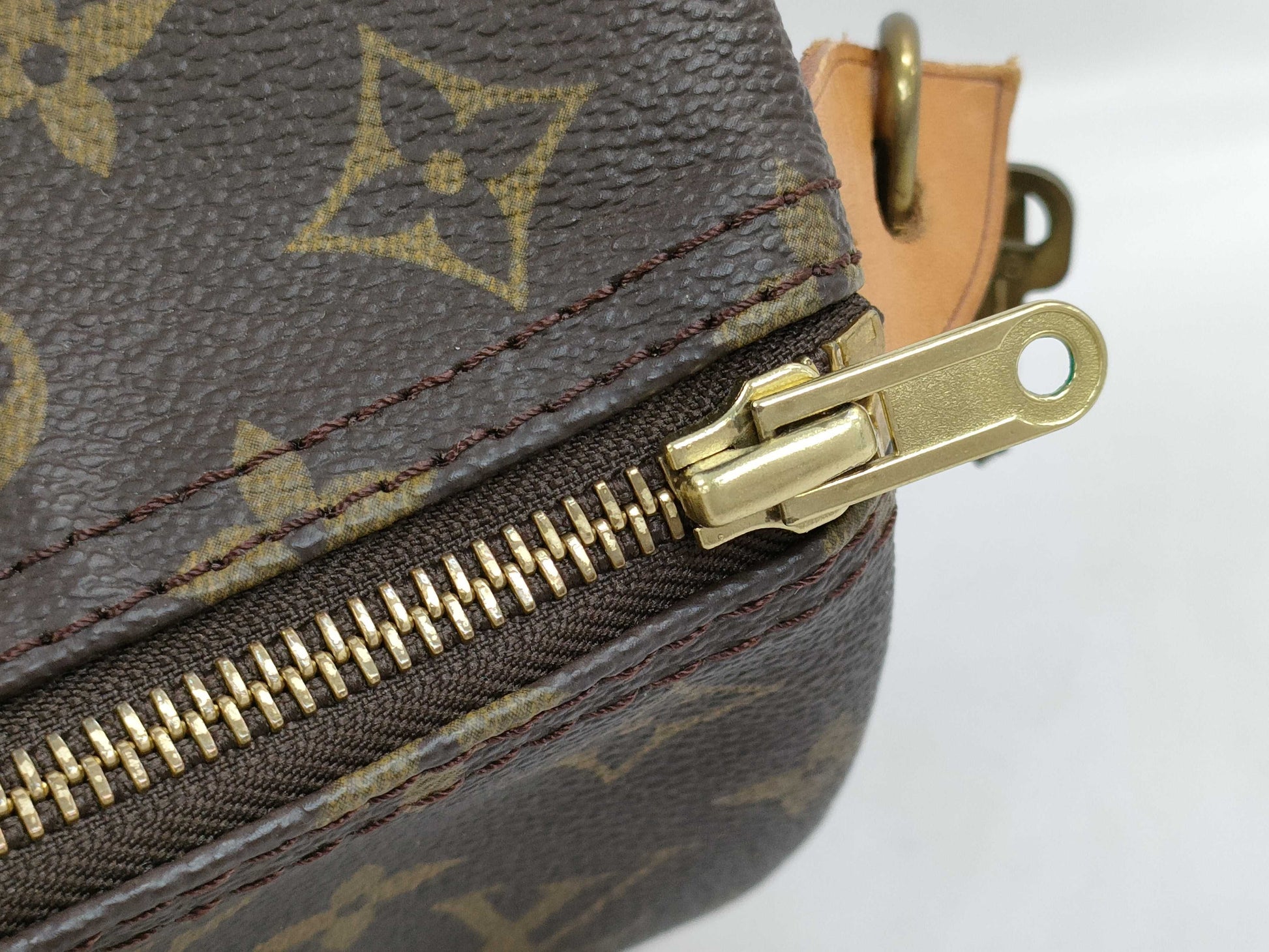 LOUIS VUITTON Monogram Speedy Handbag with Broken Zipper Pull