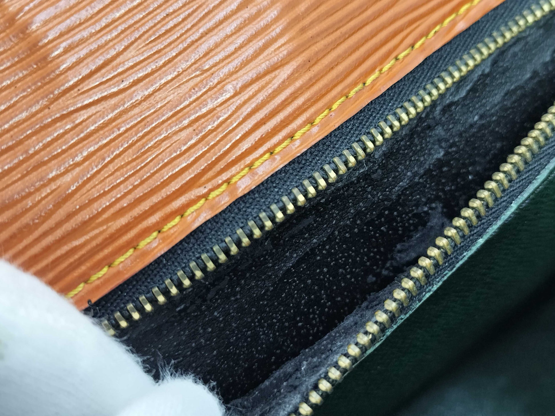 LOUIS VUITTON Epi Serie Dragonne Second Bag
