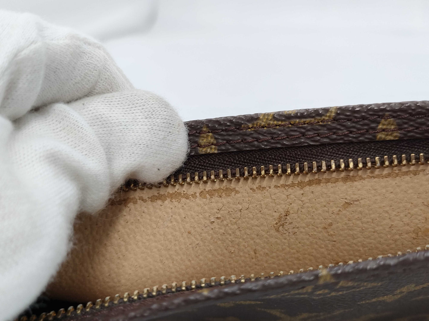 LOUIS VUITTON SP0998 Monogram LV Bucket Pouch / Moderately Damaged Pouch