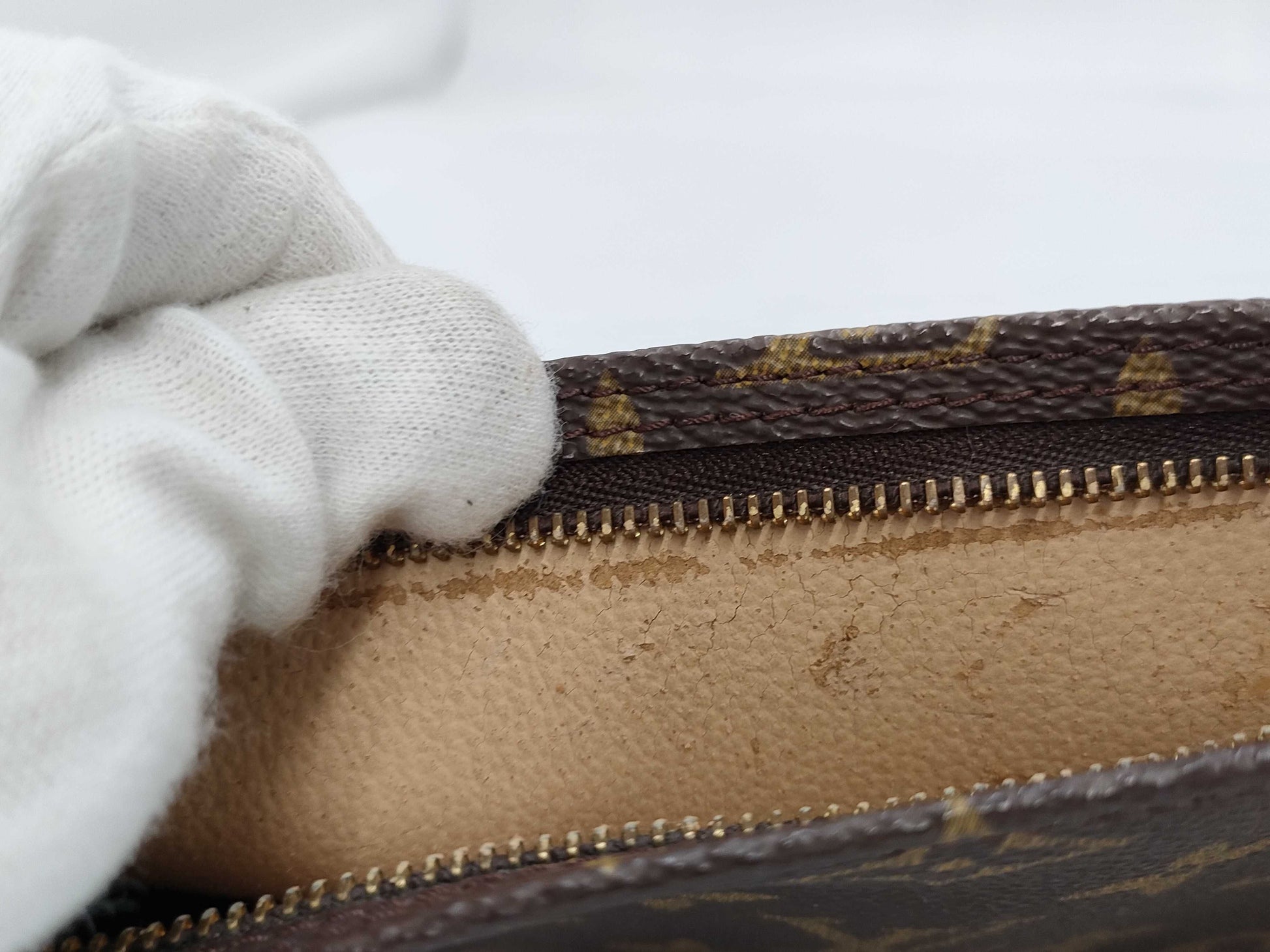 LOUIS VUITTON SP0998 Monogram LV Bucket Pouch / Moderately Damaged Pouch
