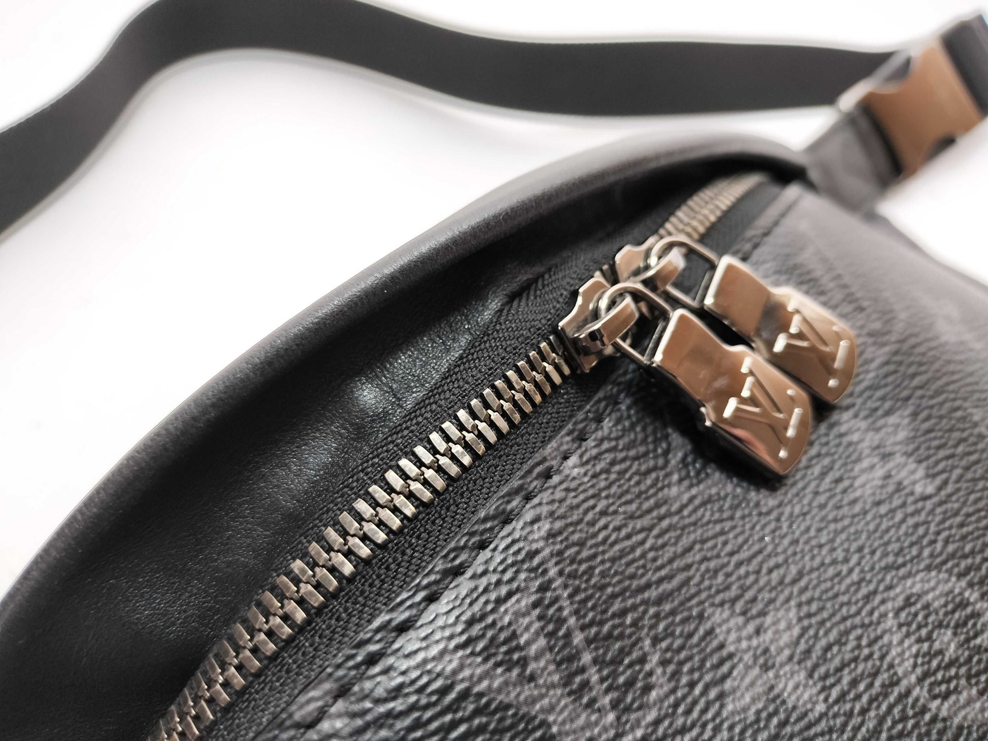LOUIS VUITTON Monogram M46035 Discovery Bumbag Waist Bag