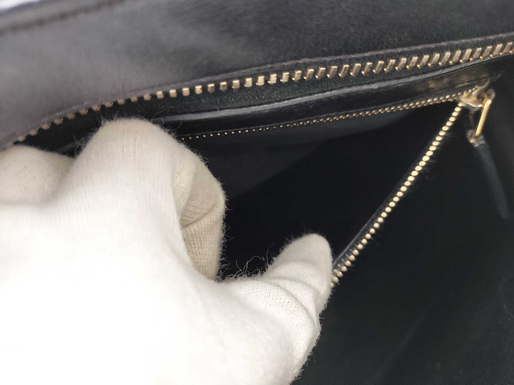 Yves Saint Laurent Black Shoulder Zipper Handbag