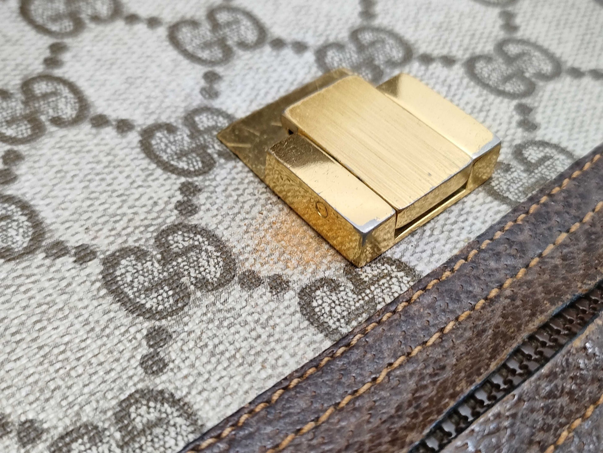 GUCCI GG Supreme Sherry Shoulder Bag