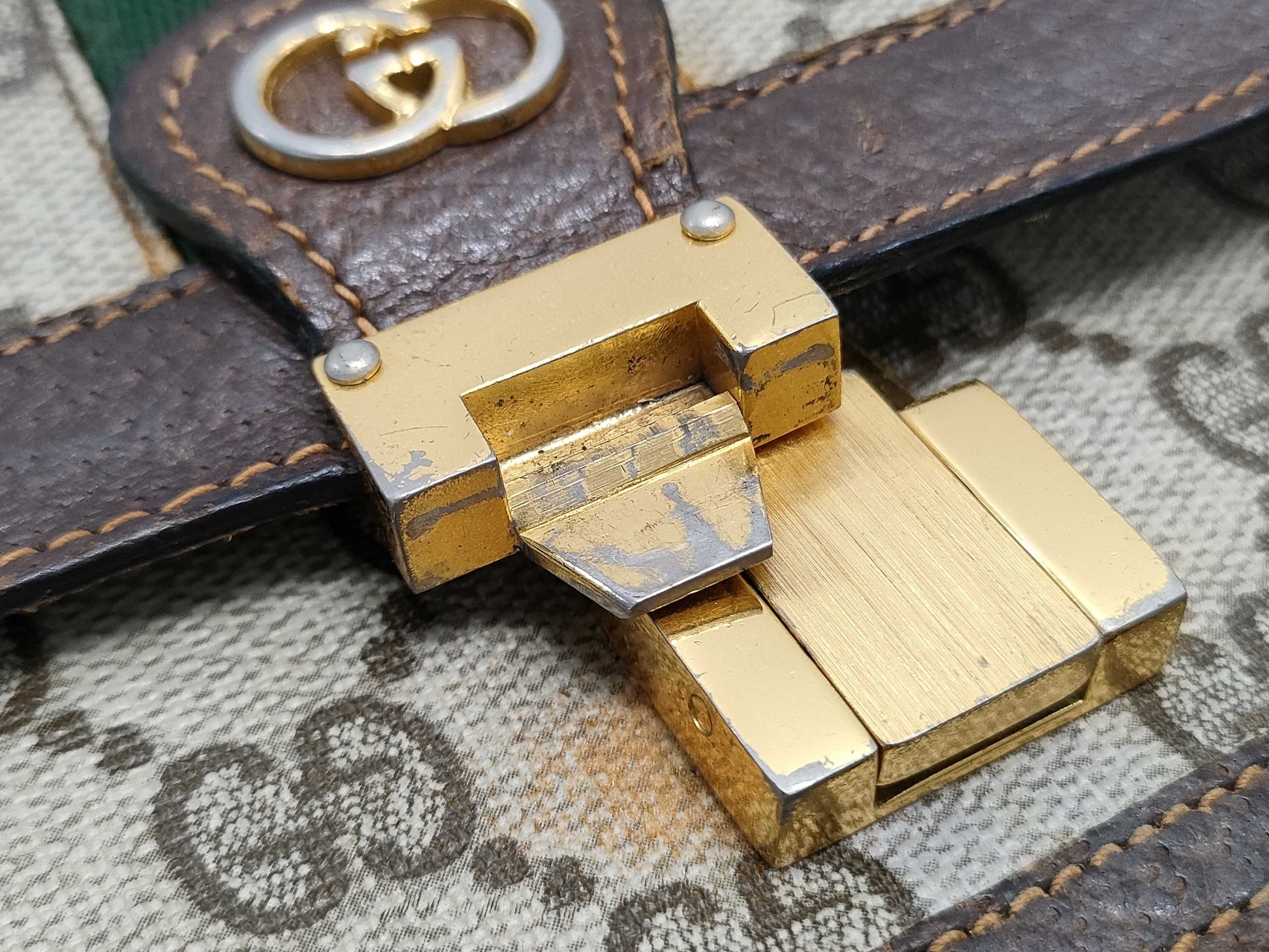 GUCCI GG Supreme Sherry Shoulder Bag
