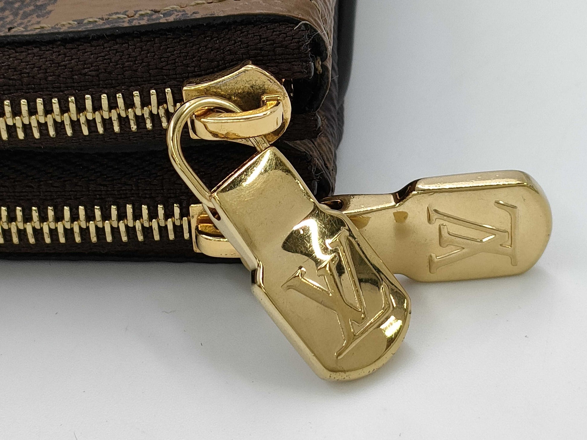 LOUIS VUITTON Monogram M69203 Monogram Reverse Pochette Double Zip Shoulder Bag