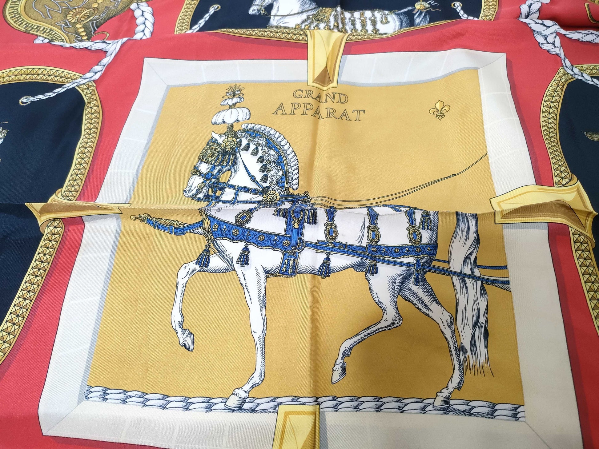 HERMES Carré Carré 90 Grand Apparel Scarf
