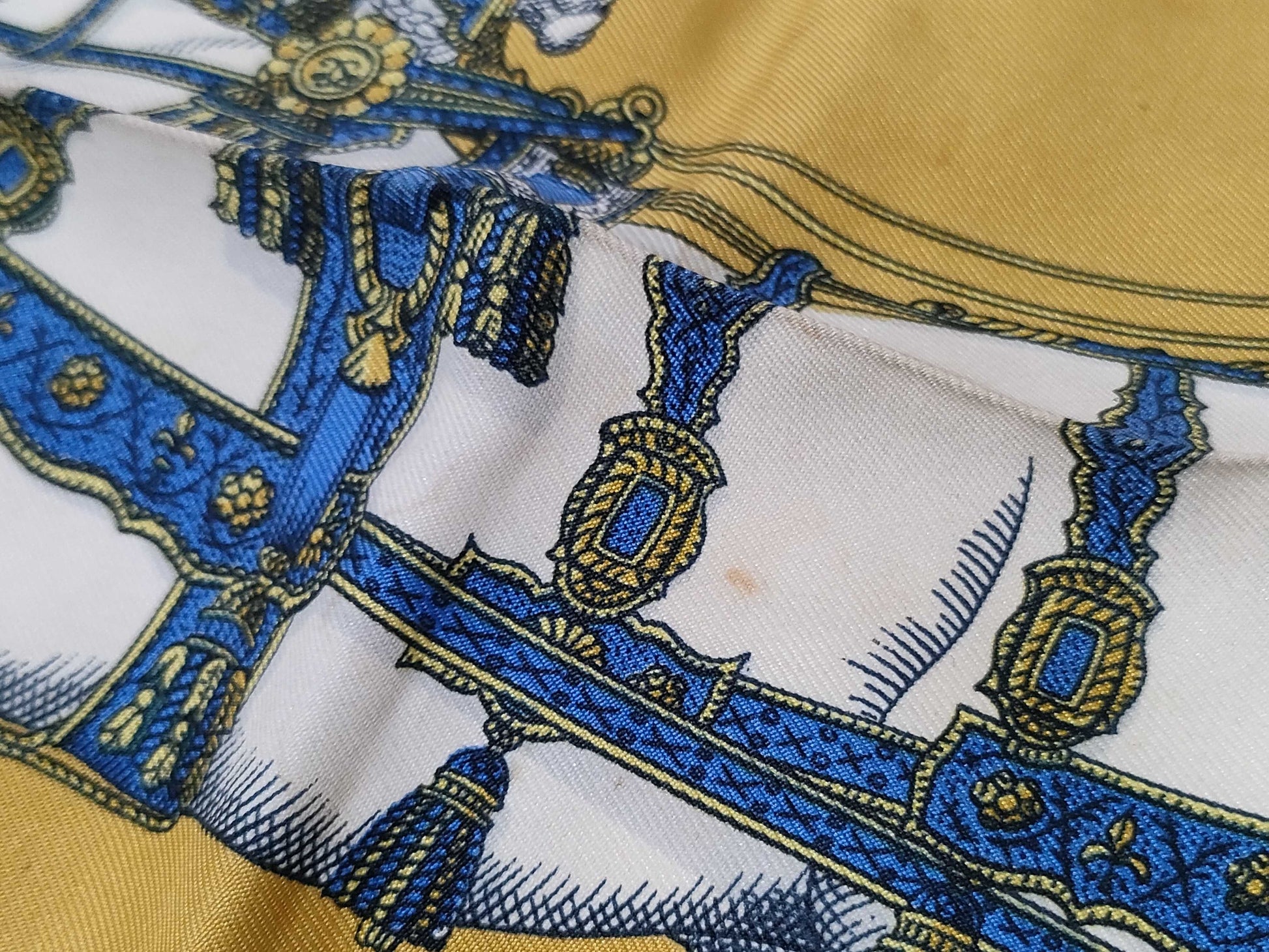 HERMES Carré Carré 90 Grand Apparel Scarf