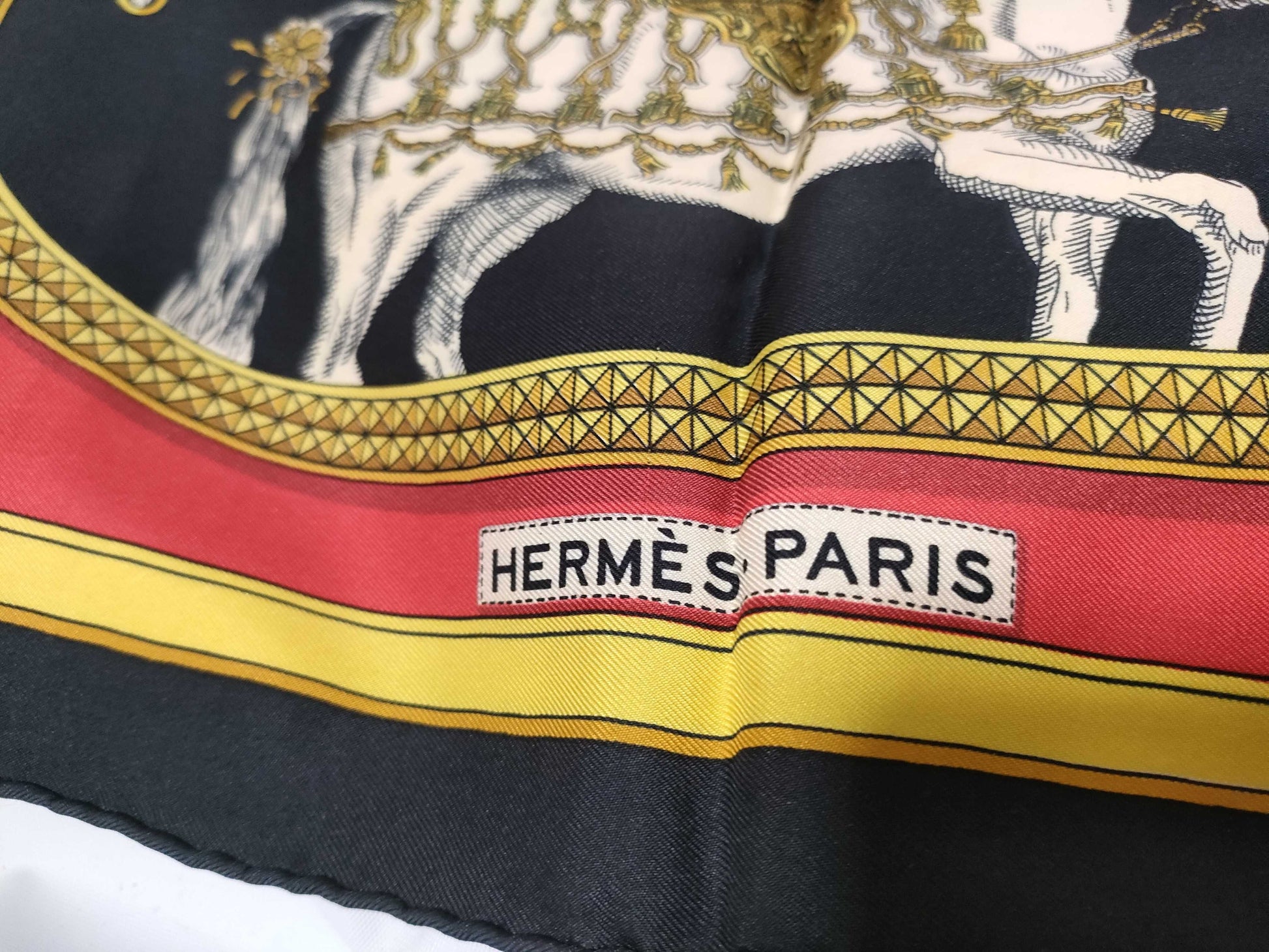 HERMES Carré Carré 90 Grand Apparel Scarf