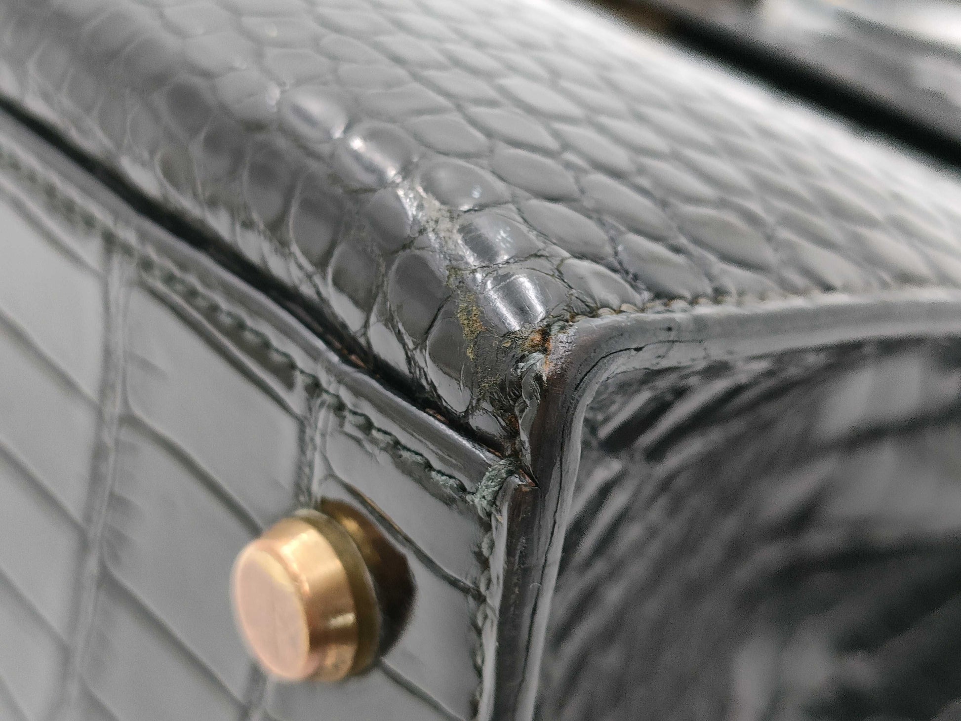 HERMES Kelly 32 Black Crocodile Leather Handbag with Gold Hardware and 〇I Stamp