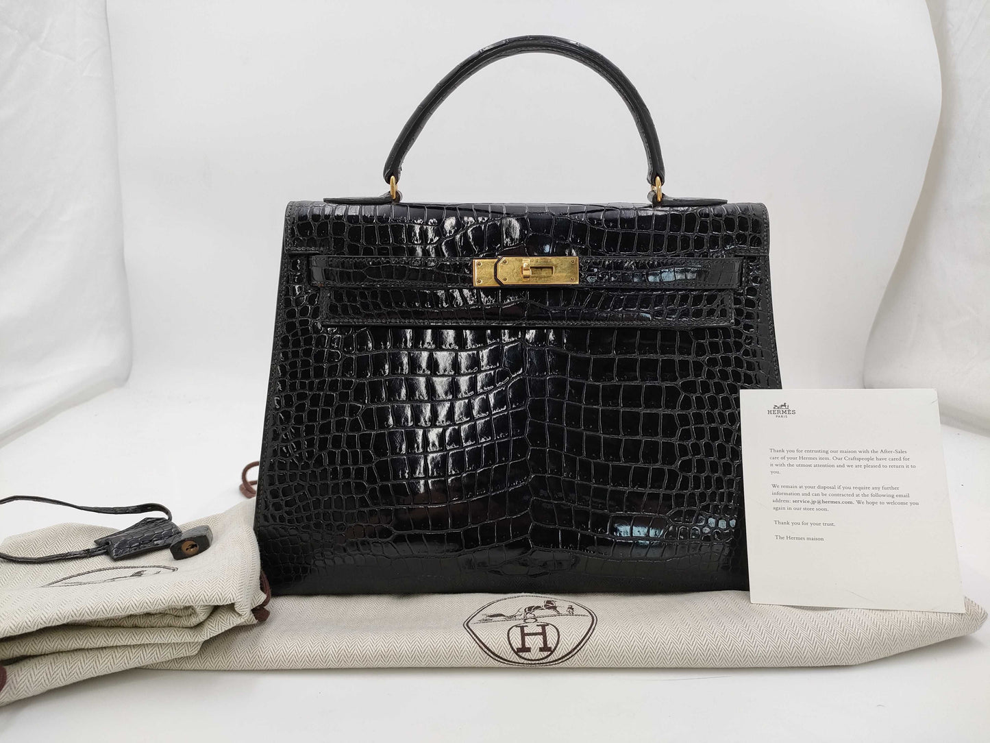 HERMES Kelly 32 Black Crocodile Leather Handbag with Gold Hardware and 〇I Stamp