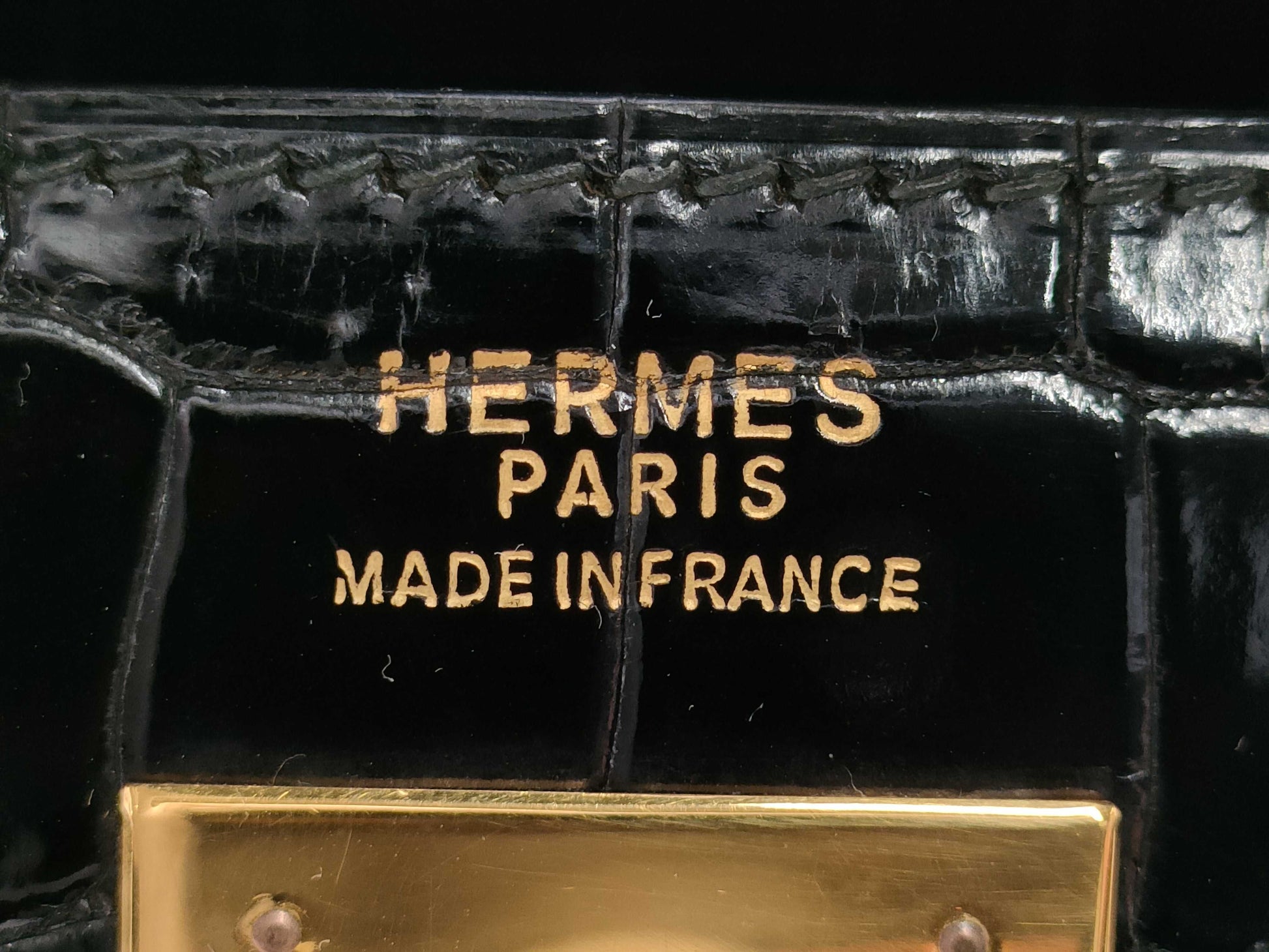 HERMES Kelly 32 Black Crocodile Leather Handbag with Gold Hardware and 〇I Stamp