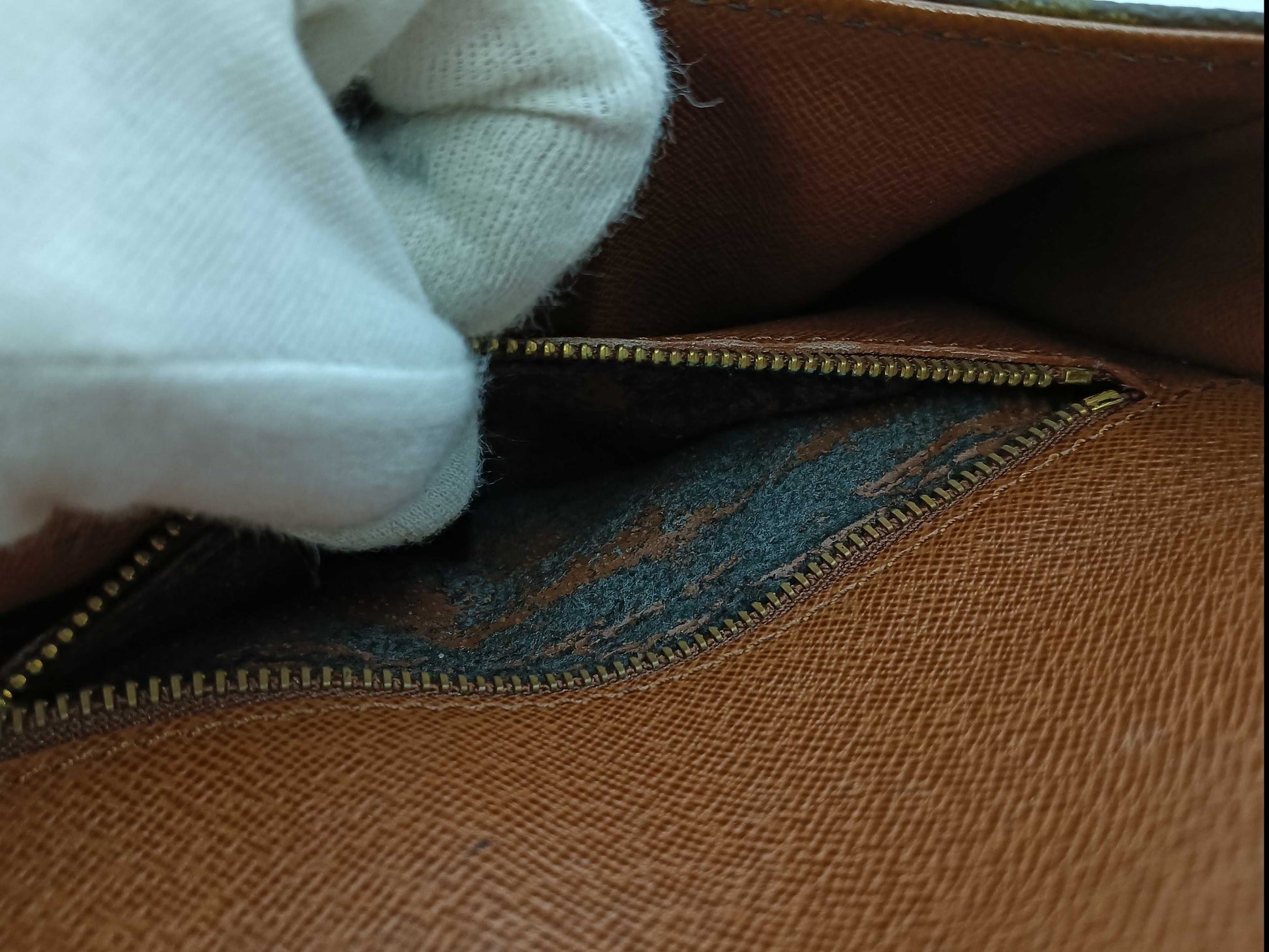 LOUIS VUITTON LP1900 Monogram Shoulder Bag, Monogram Saint-Cloud MM M51243, Made in 1990, with a torn strap.