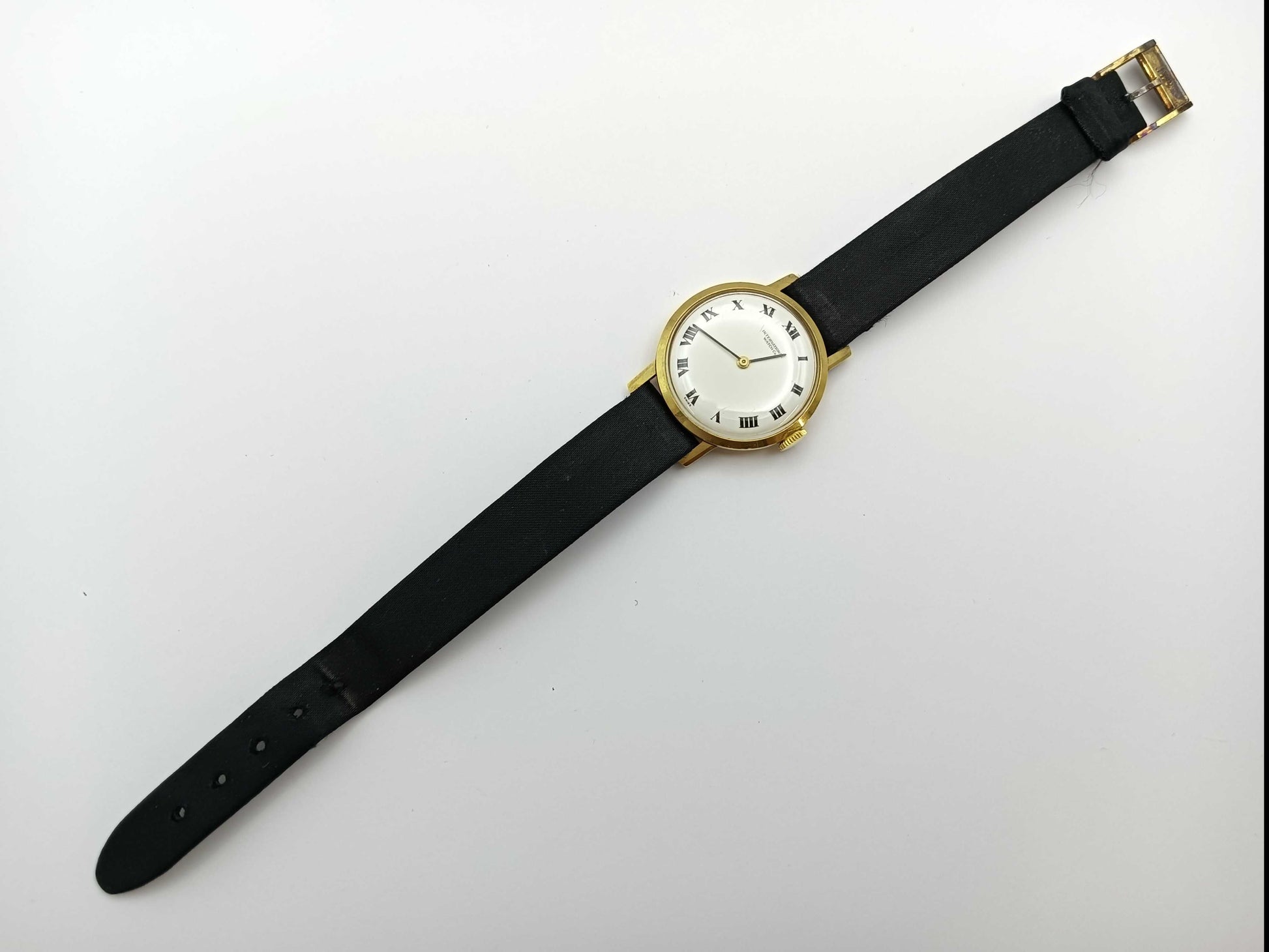 Hand-wound K18 ladies' watch