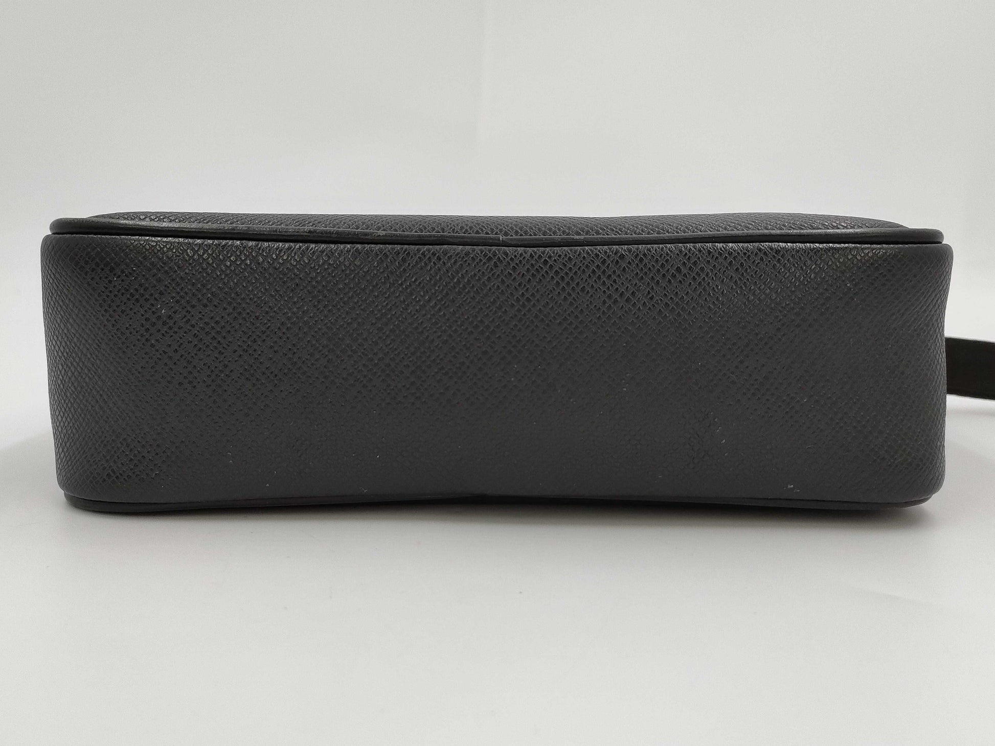 LOUIS VUITTON Taiga Karuga Second Bag M30812 Second Bag