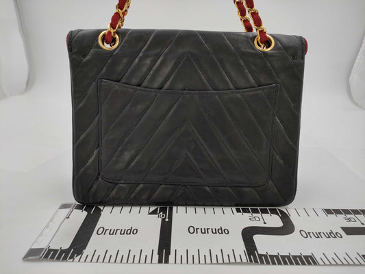 CHANEL V-Stitch Lambskin Chain Shoulder Bag in Black