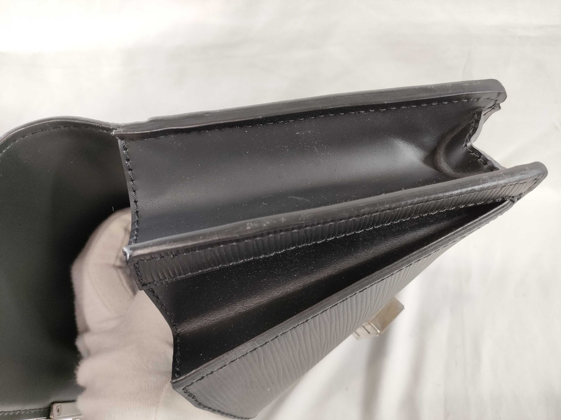 LOUIS VUITTON Epi Thames Pochette M42742 LA2220 Second Bag