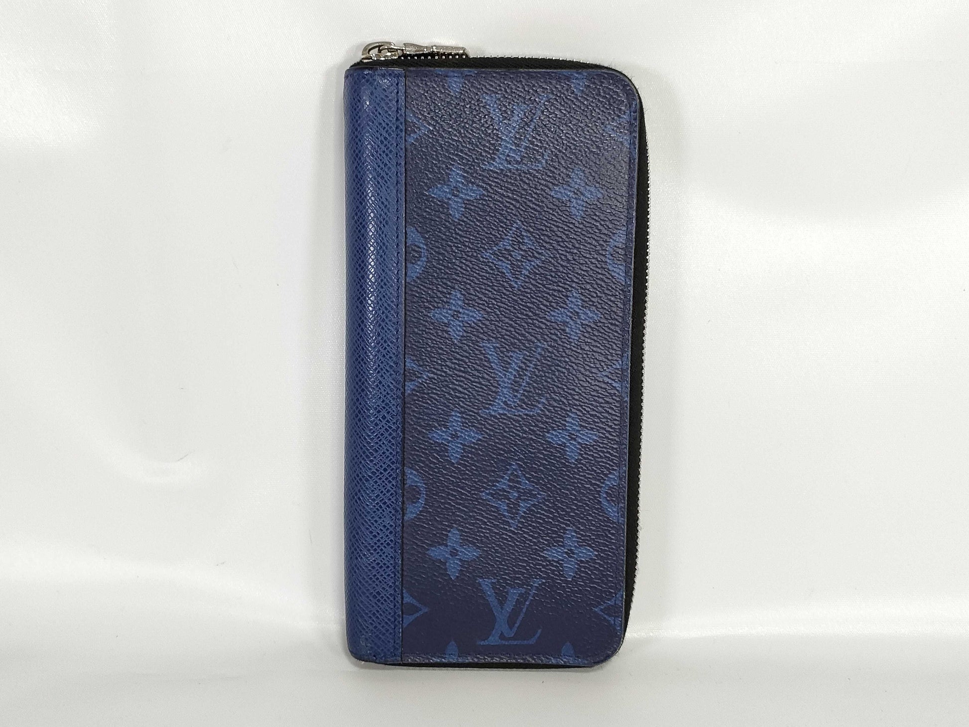 LOUIS VUITTON Taigarama Zippy Vertical Wallet