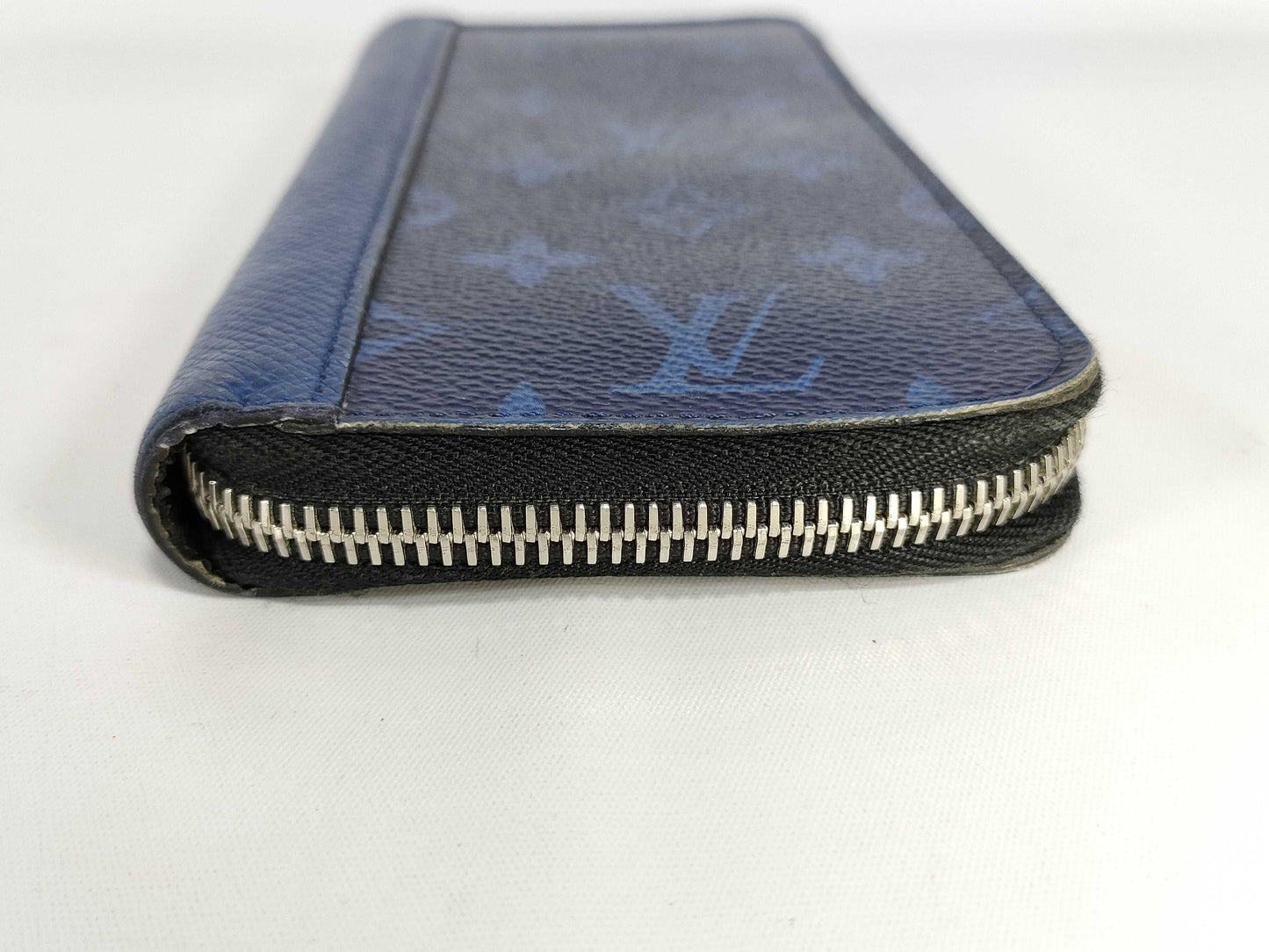 LOUIS VUITTON Taigarama Zippy Vertical Wallet