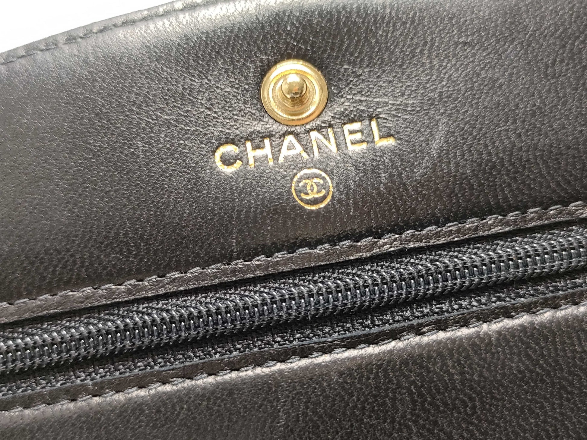 CHANEL Caviar Skin Coco Chain Wallet