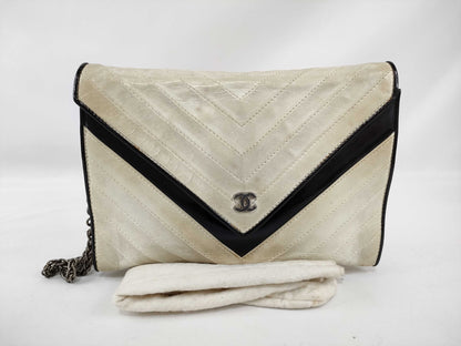 CHANEL V-Stitch Chain Shoulder Bag