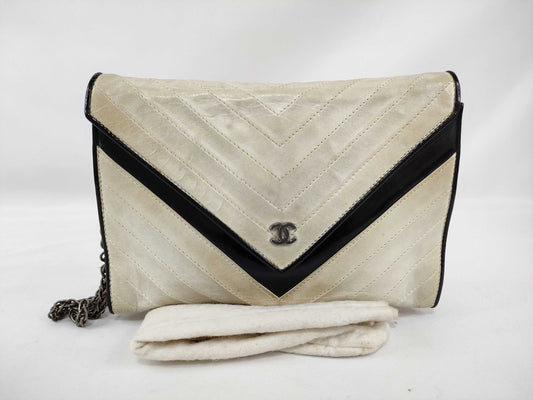 CHANEL V-Stitch Chain Shoulder Bag