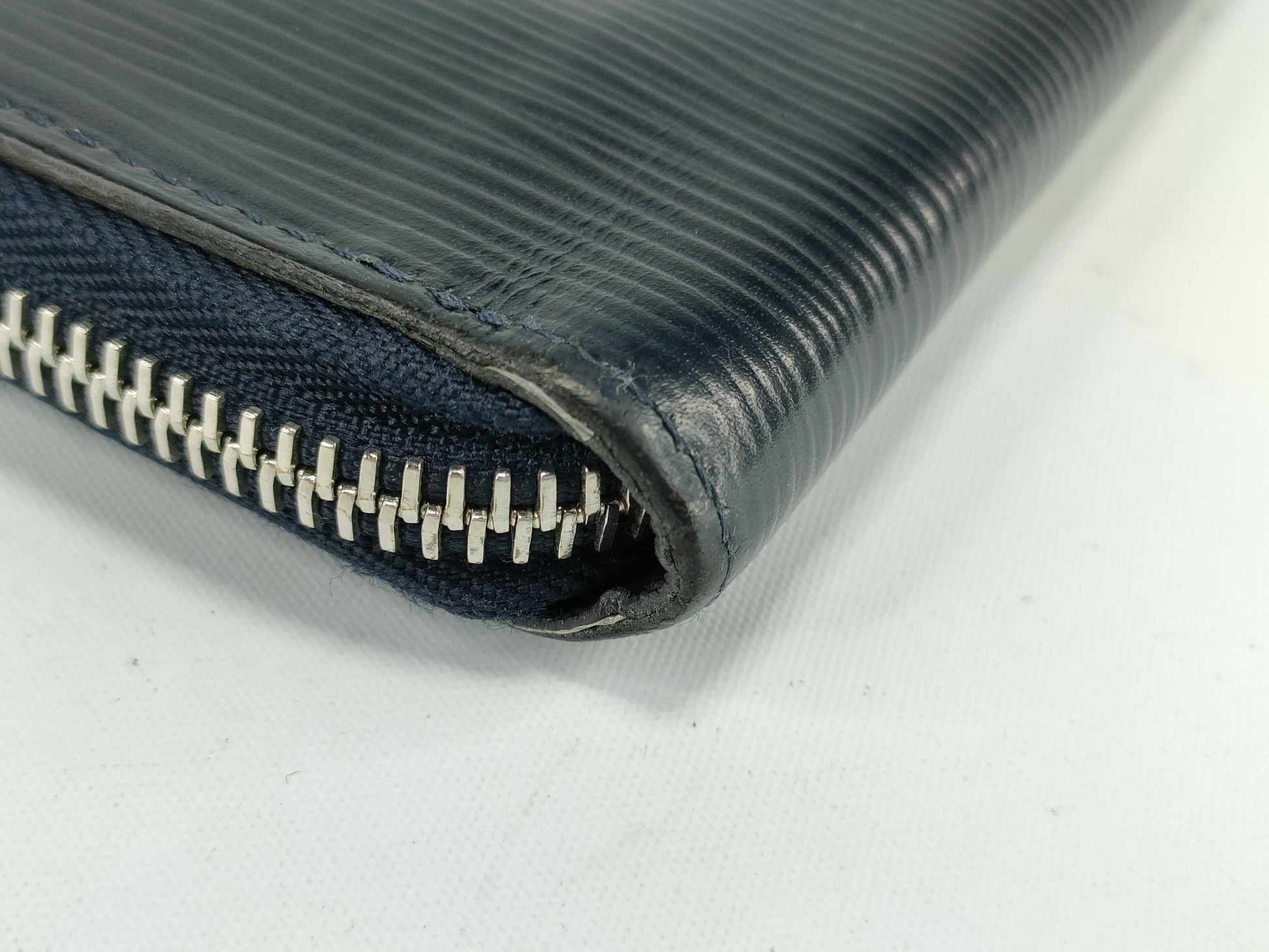 LOUIS VUITTON Epi Zippy Vertical Wallet