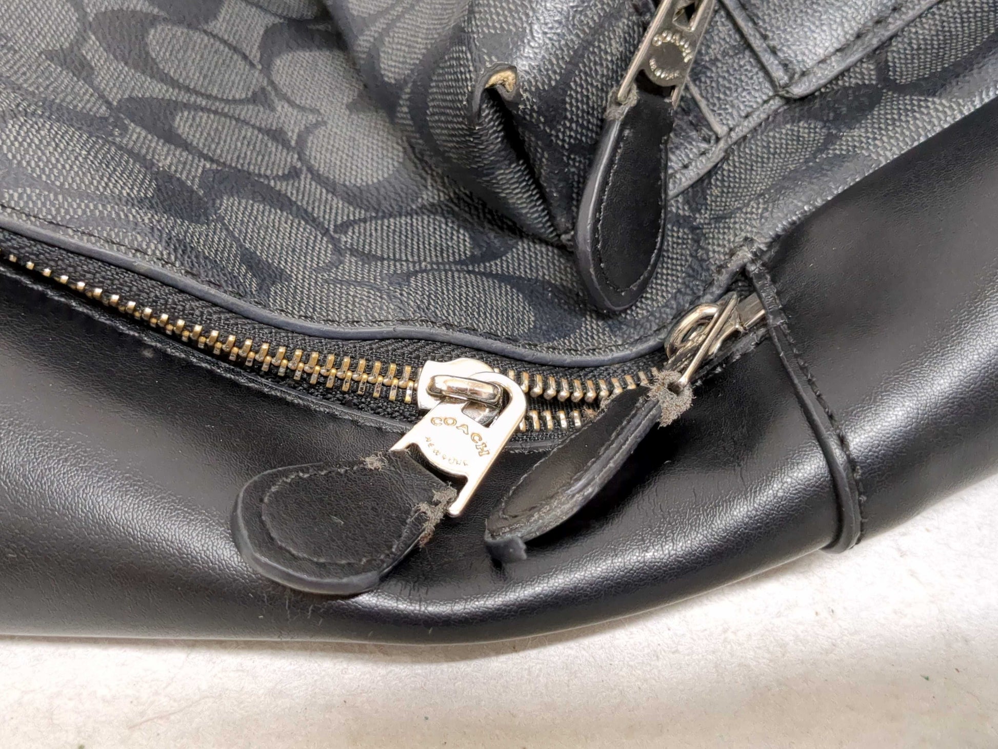 (10463_0085) COACH Signature Handbag and 3 Others Shoulder Bag