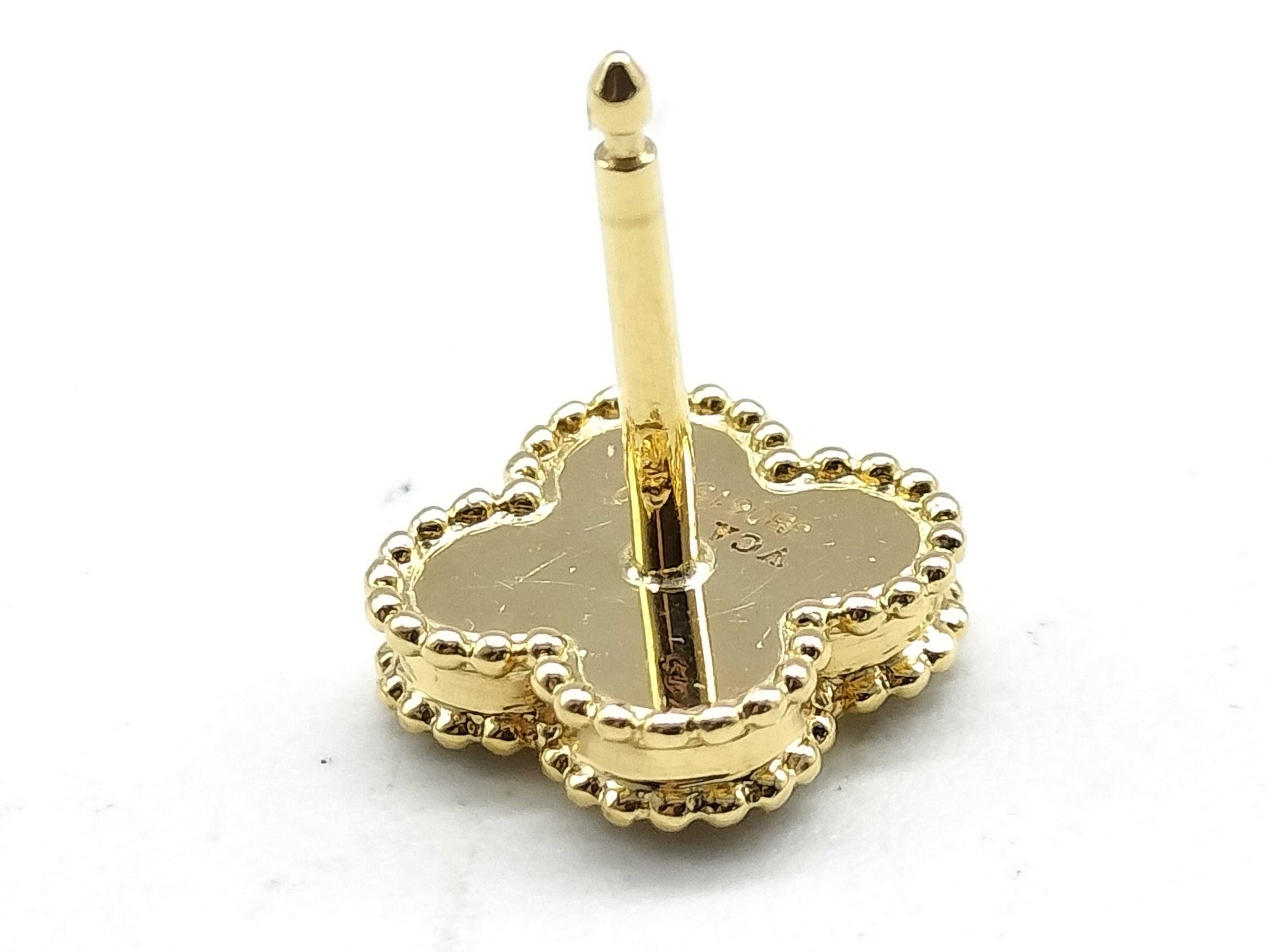 Van Cleef & Arpels Sweet Alhambra Shell Earrings in Yellow Gold 750, 2.5g 