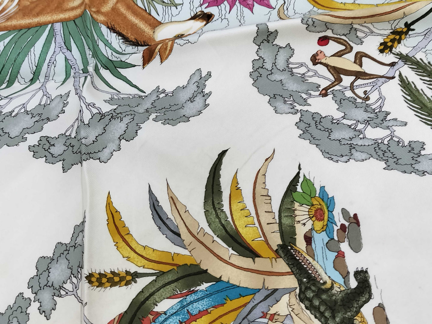 (10463_0058) GUCCI Animal Scarf