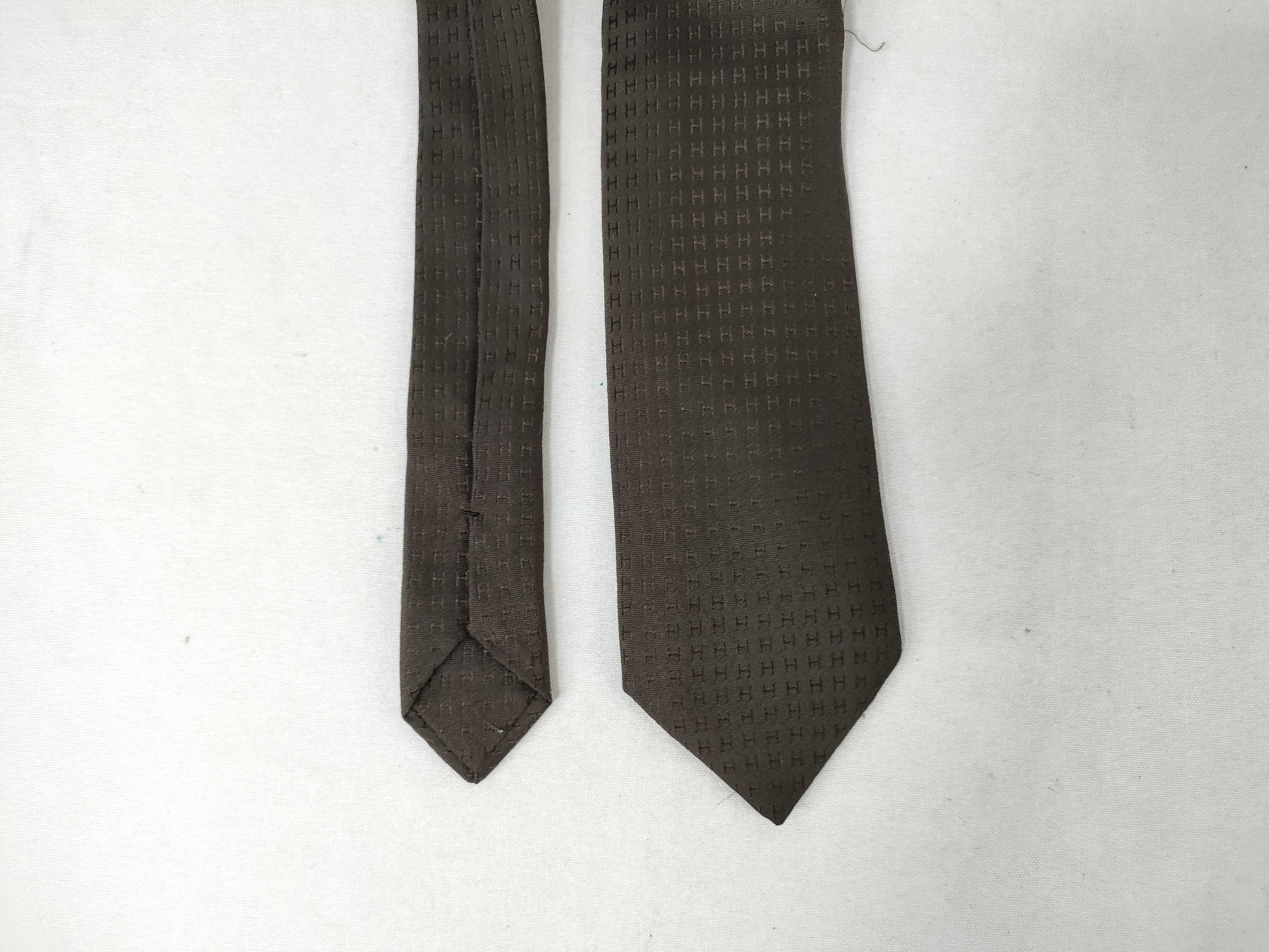 HERMES *2 / CHANEL *1 / GUCCI *2 Ties *5 Ties with broken tip and no fraying