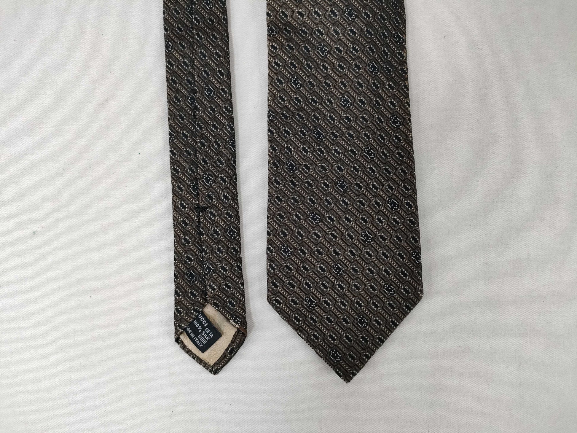 HERMES *2 / CHANEL *1 / GUCCI *2 Ties *5 Ties with broken tip and no fraying