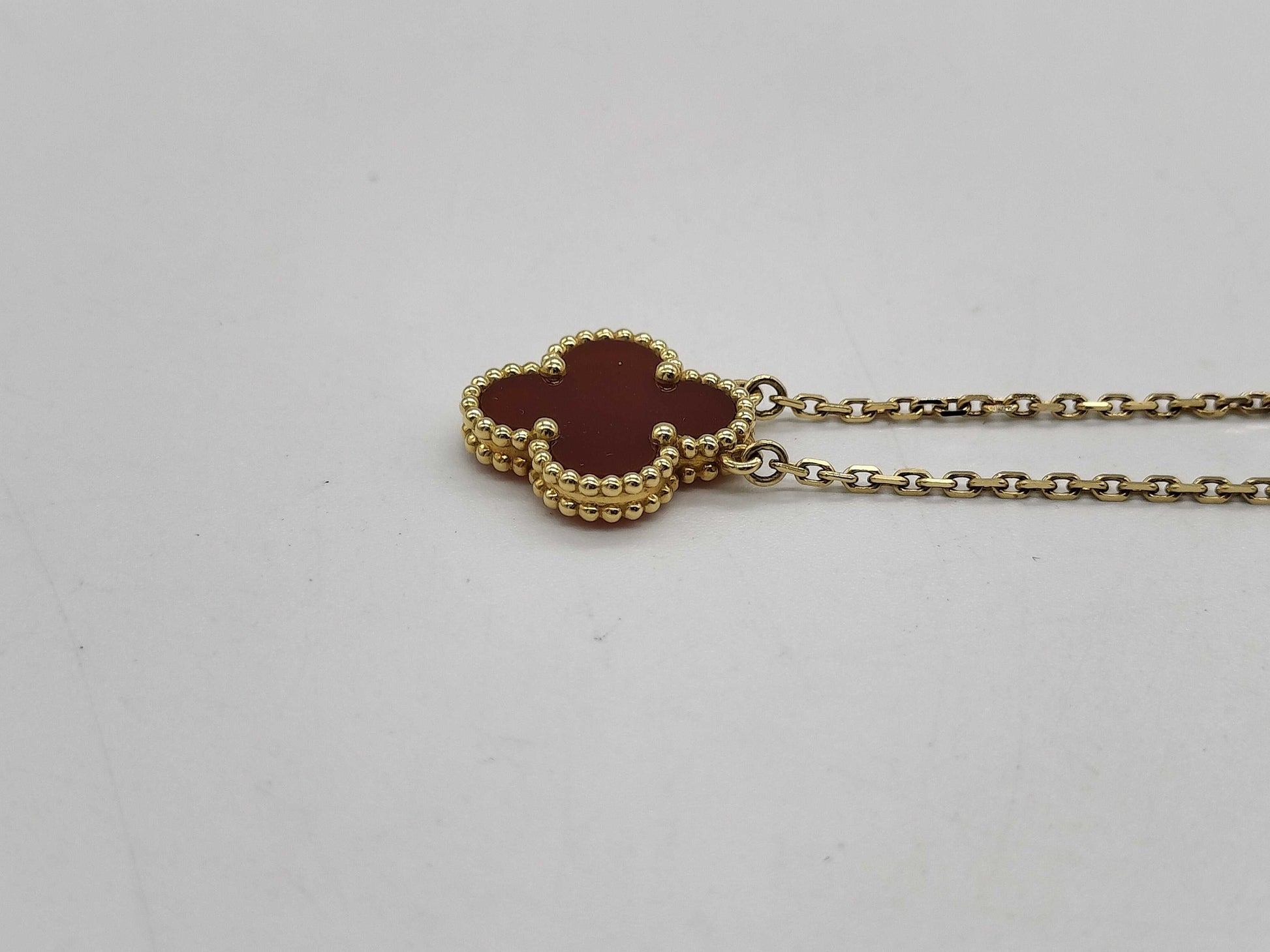 Van Cleef & Arpels Vintage Alhambra Carnelian Necklace in Yellow Gold and Au750, 5.1g 
