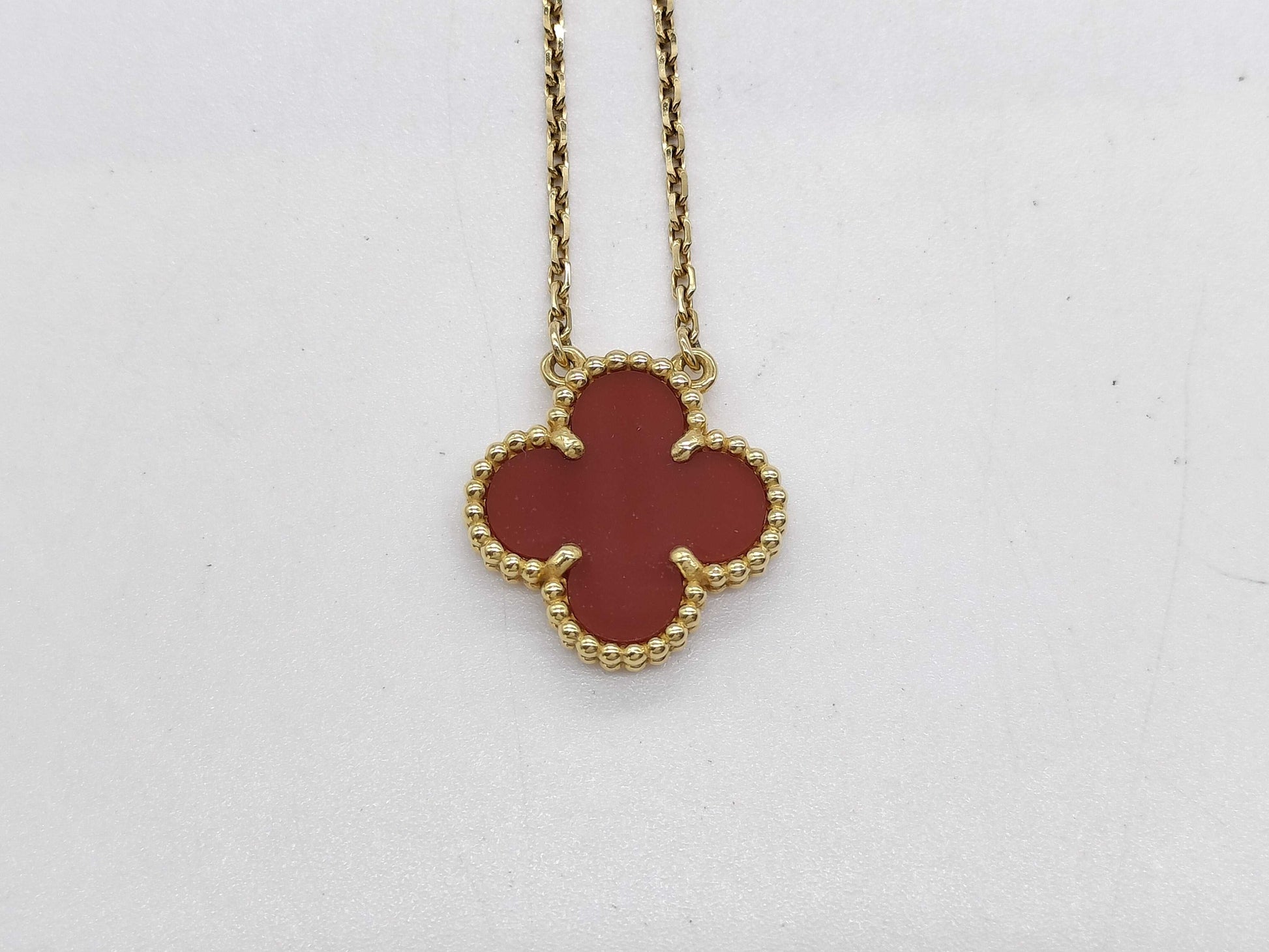 Van Cleef & Arpels Vintage Alhambra Carnelian Necklace in Yellow Gold and Au750, 5.1g 