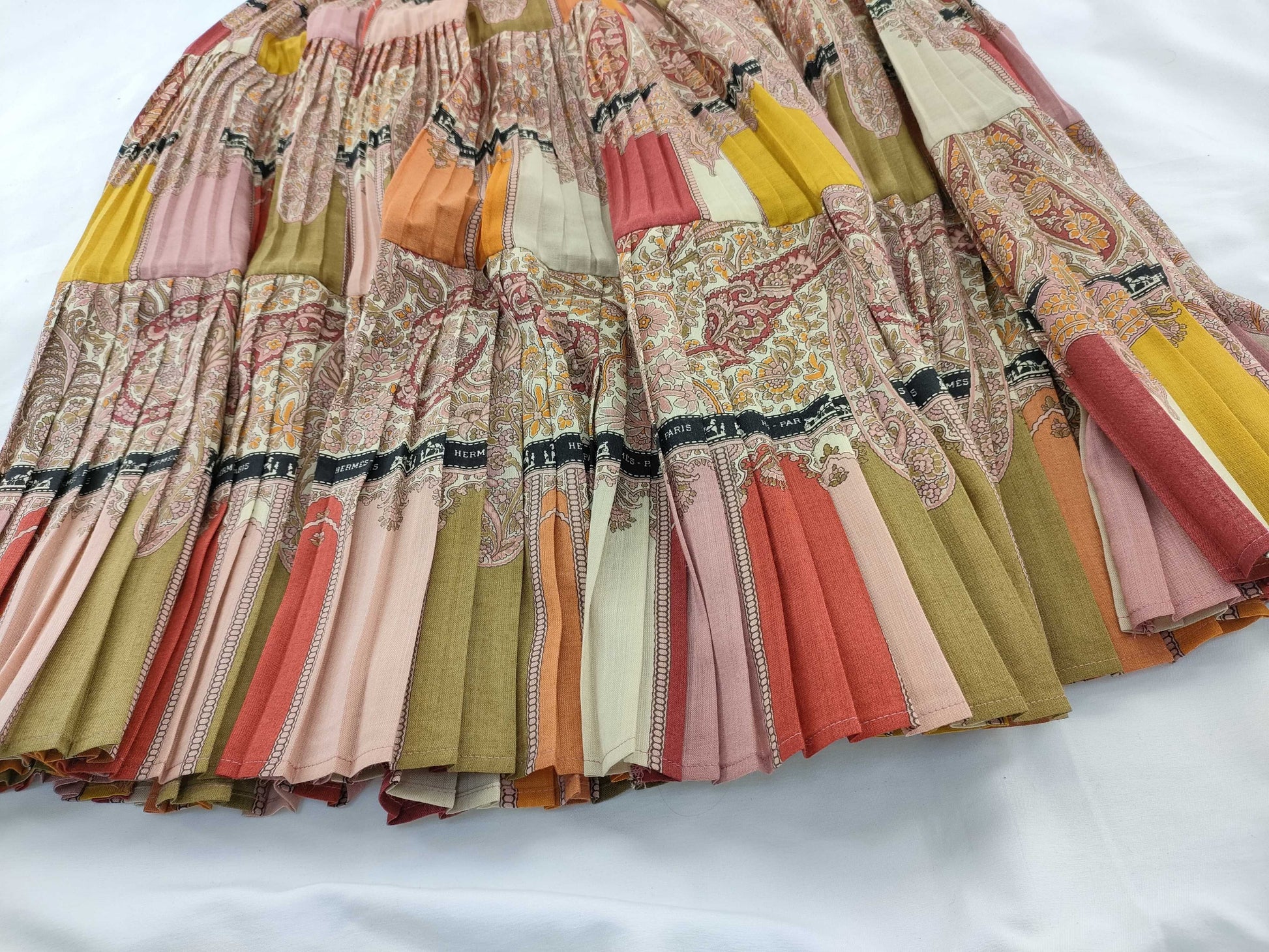 HERMES pleated skirt with ribbon pattern