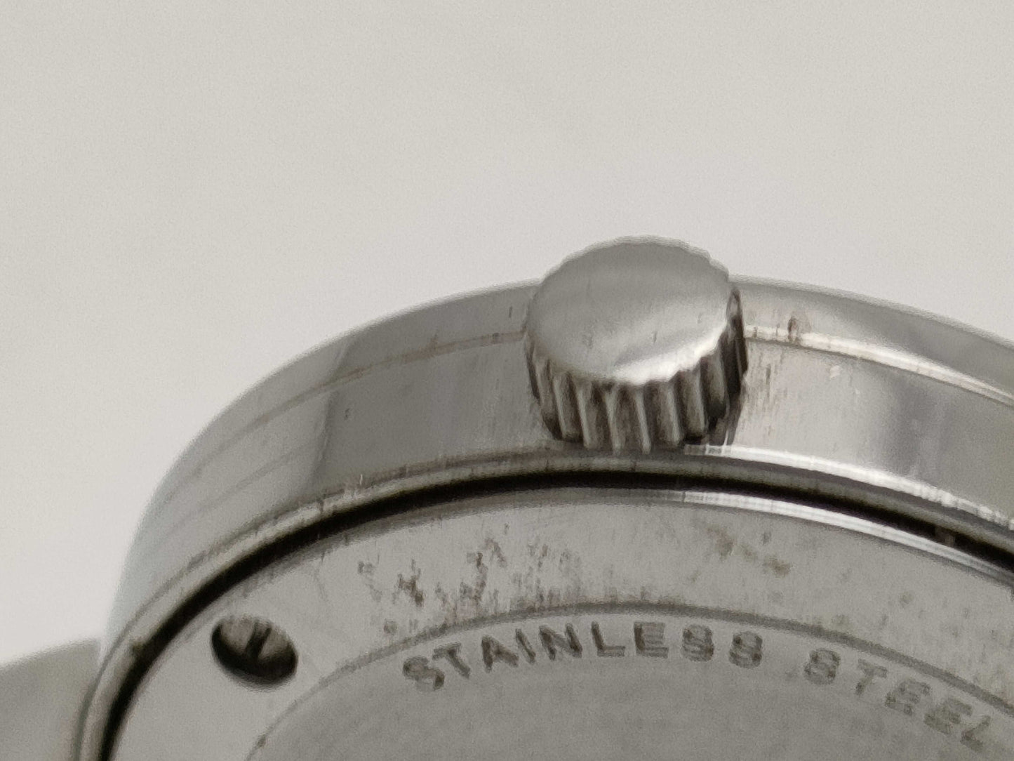 GUCCI 105 Women's Watch with Missing Screws