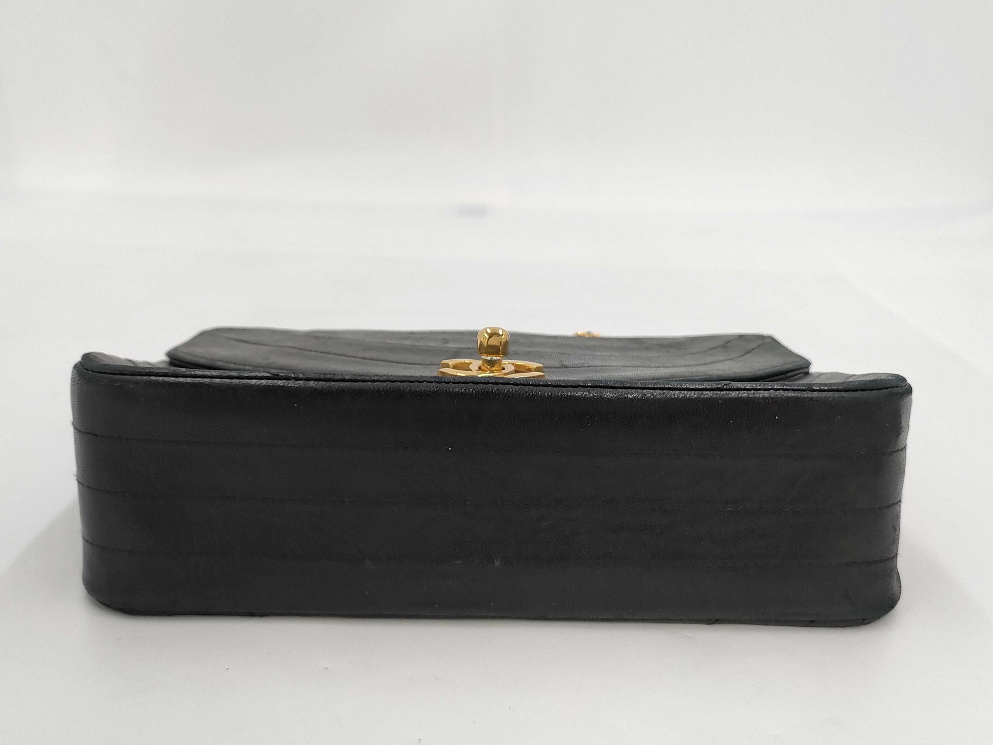 CHANEL Lambskin 22 Single Chain Shoulder Bag