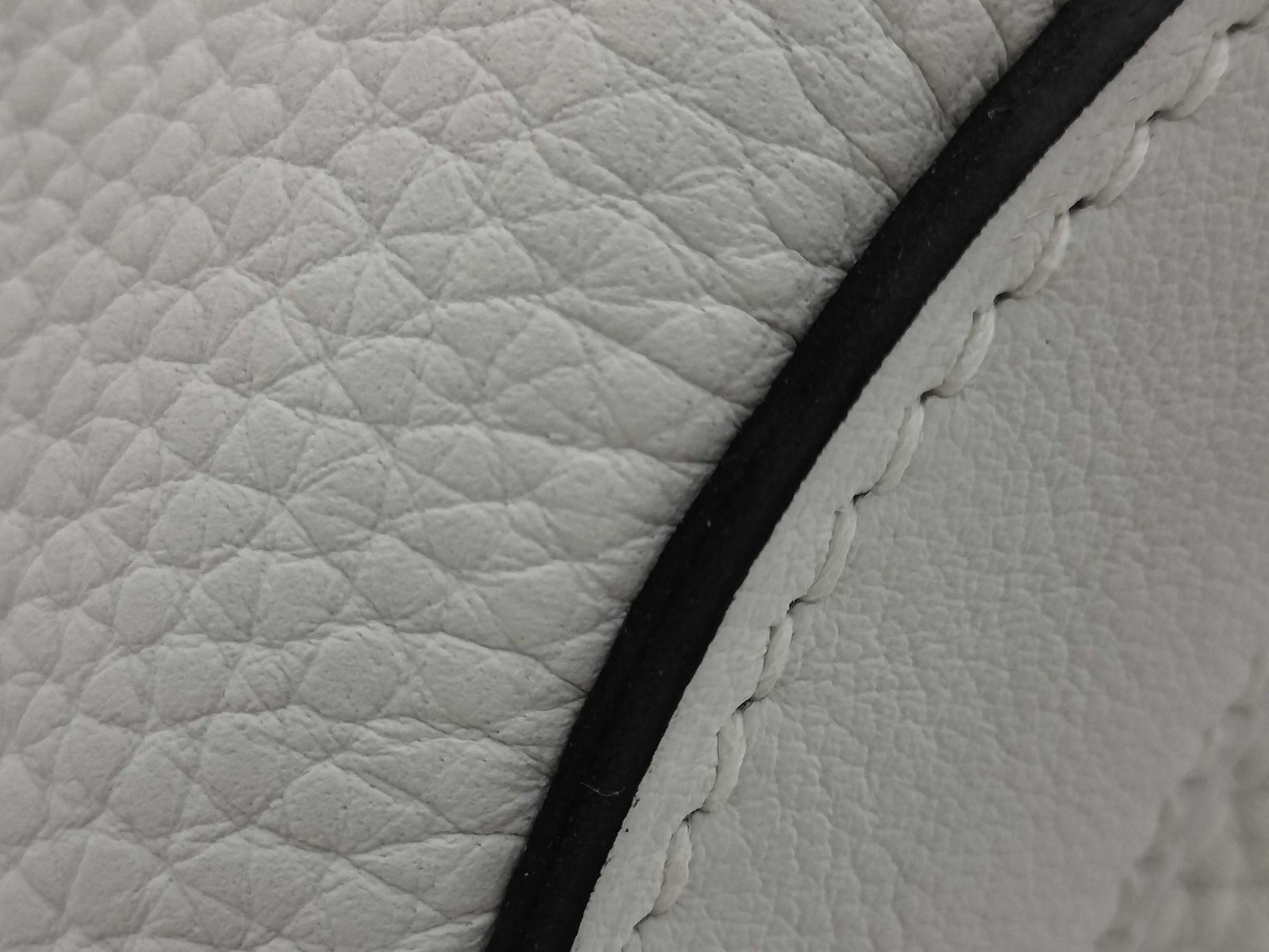 HERMES In the Loop White Handbag with Gold Hardware and B Stamp