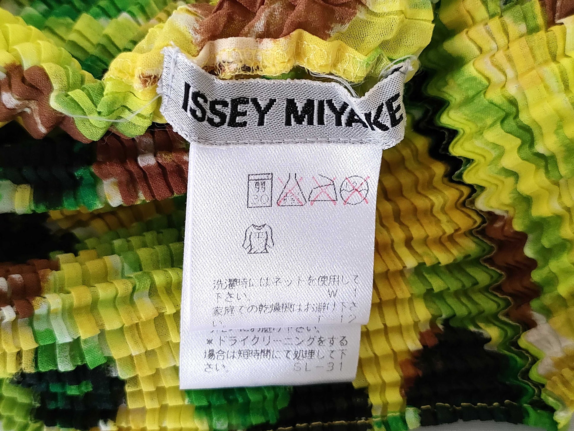 ISSEY MIYAKE Pleated All-Over Print Tops