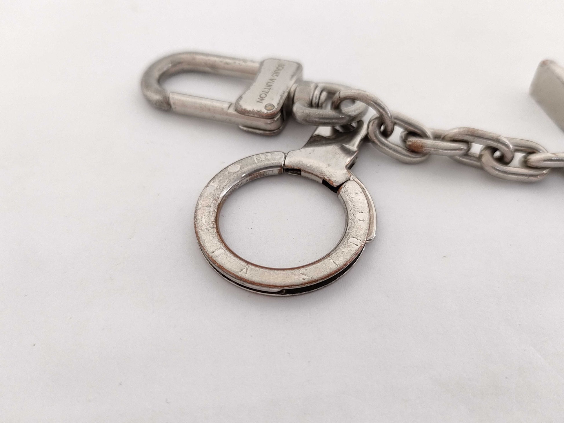 LOUIS VUITTON M65071 Porte-Clés Initial LV Key Case/Keychain