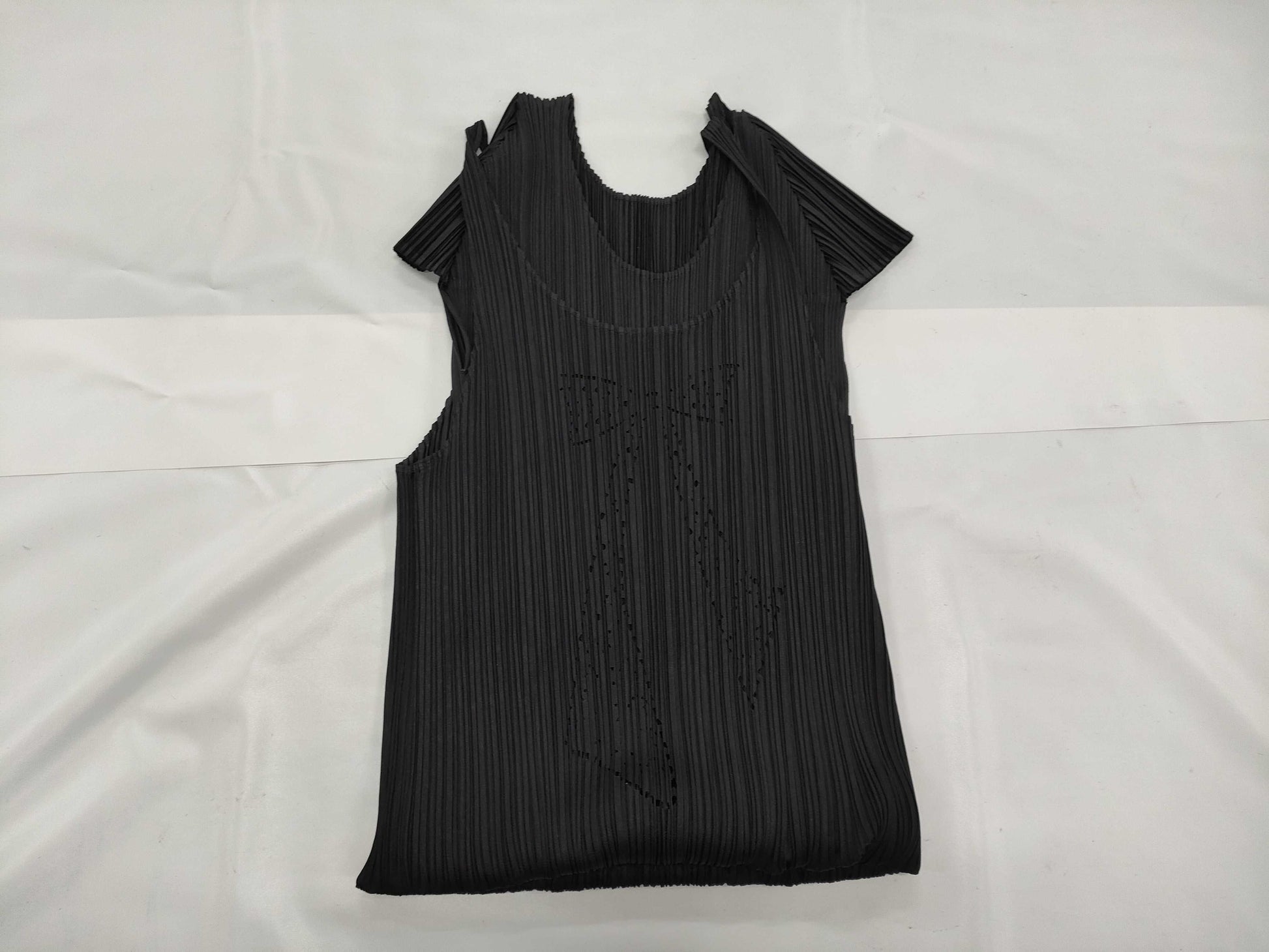 ISSEY MIYAKE Pleats Please Punching Ribbon Motif Top