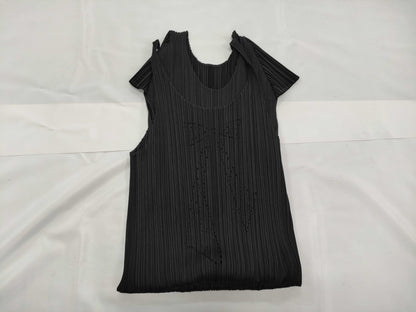 ISSEY MIYAKE Pleats Please Punching Ribbon Motif Top