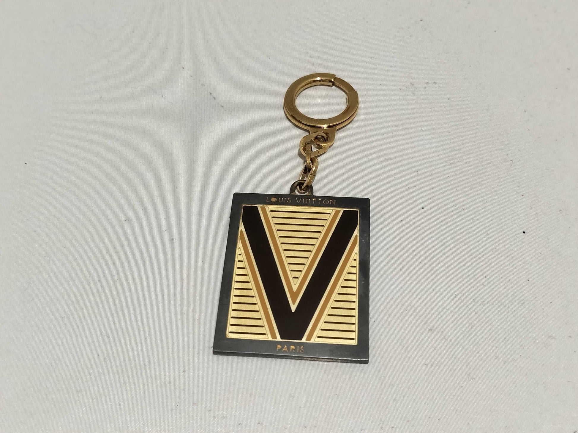LOUIS VUITTON M65365/Keychain/Charm/Porte-Clés V Rouge Key Case/Keychain