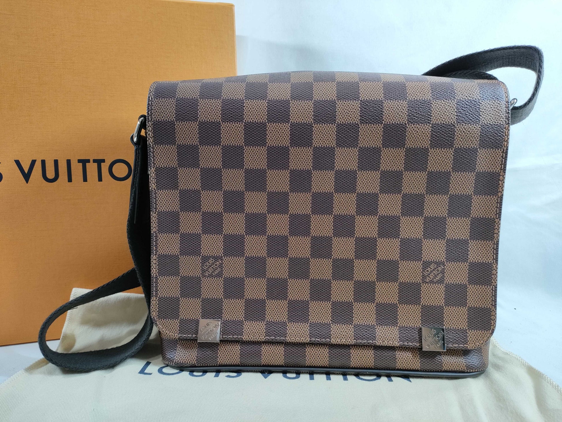 LOUIS VUITTON Damier District N41031 Shoulder Bag