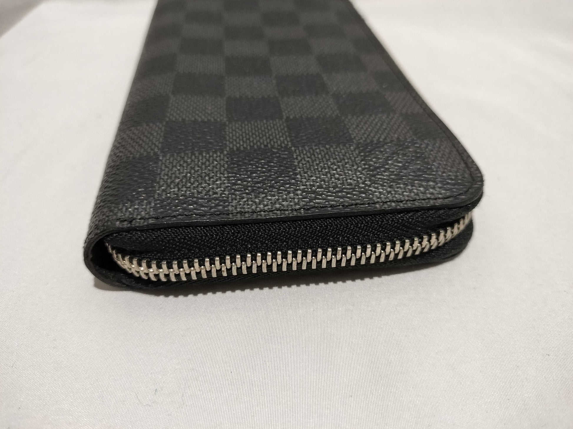 LOUIS VUITTON Damier Graphite Zippy Organizer Wallet