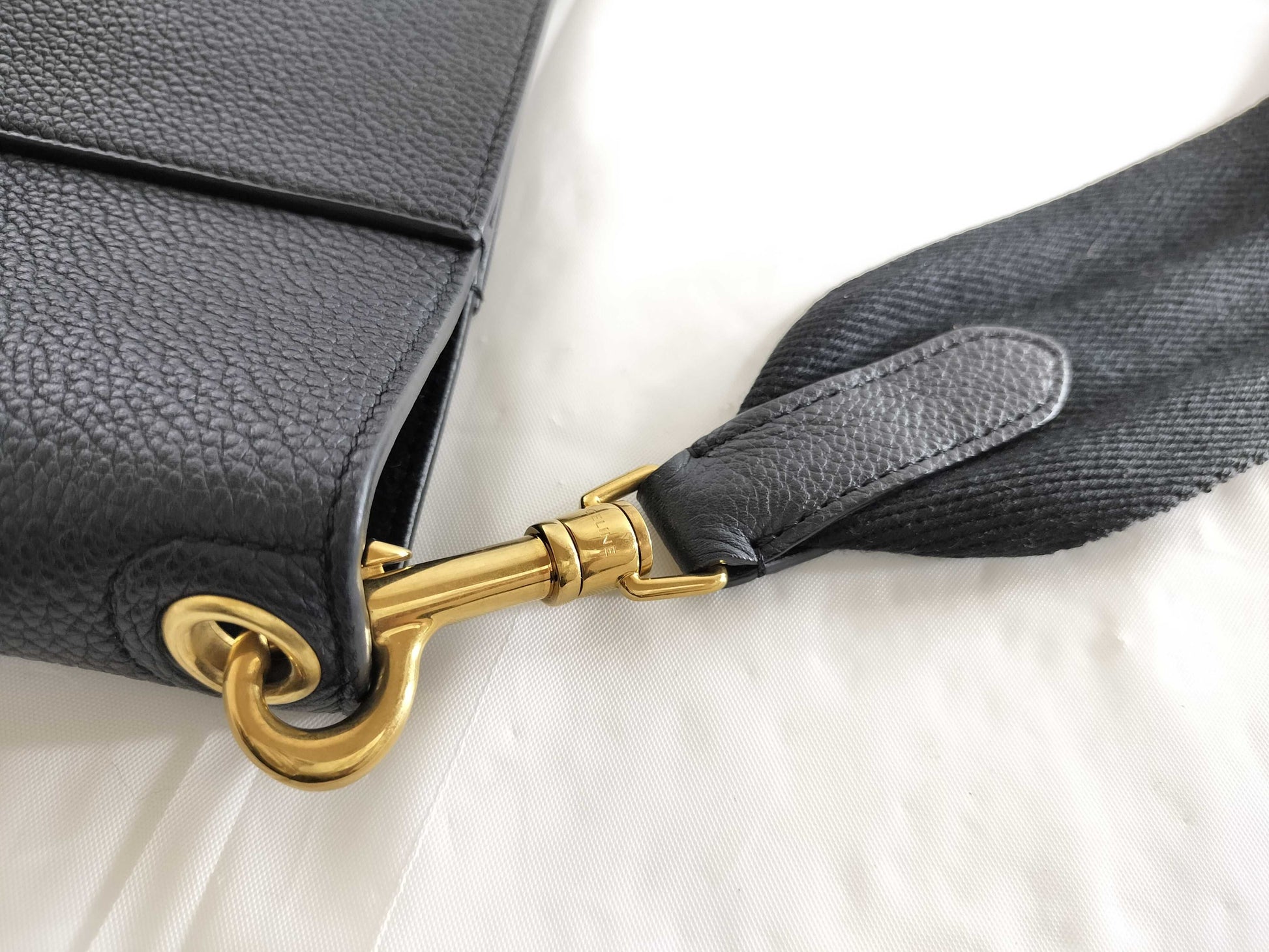CELINE Sangle Bucket Shoulder Bag